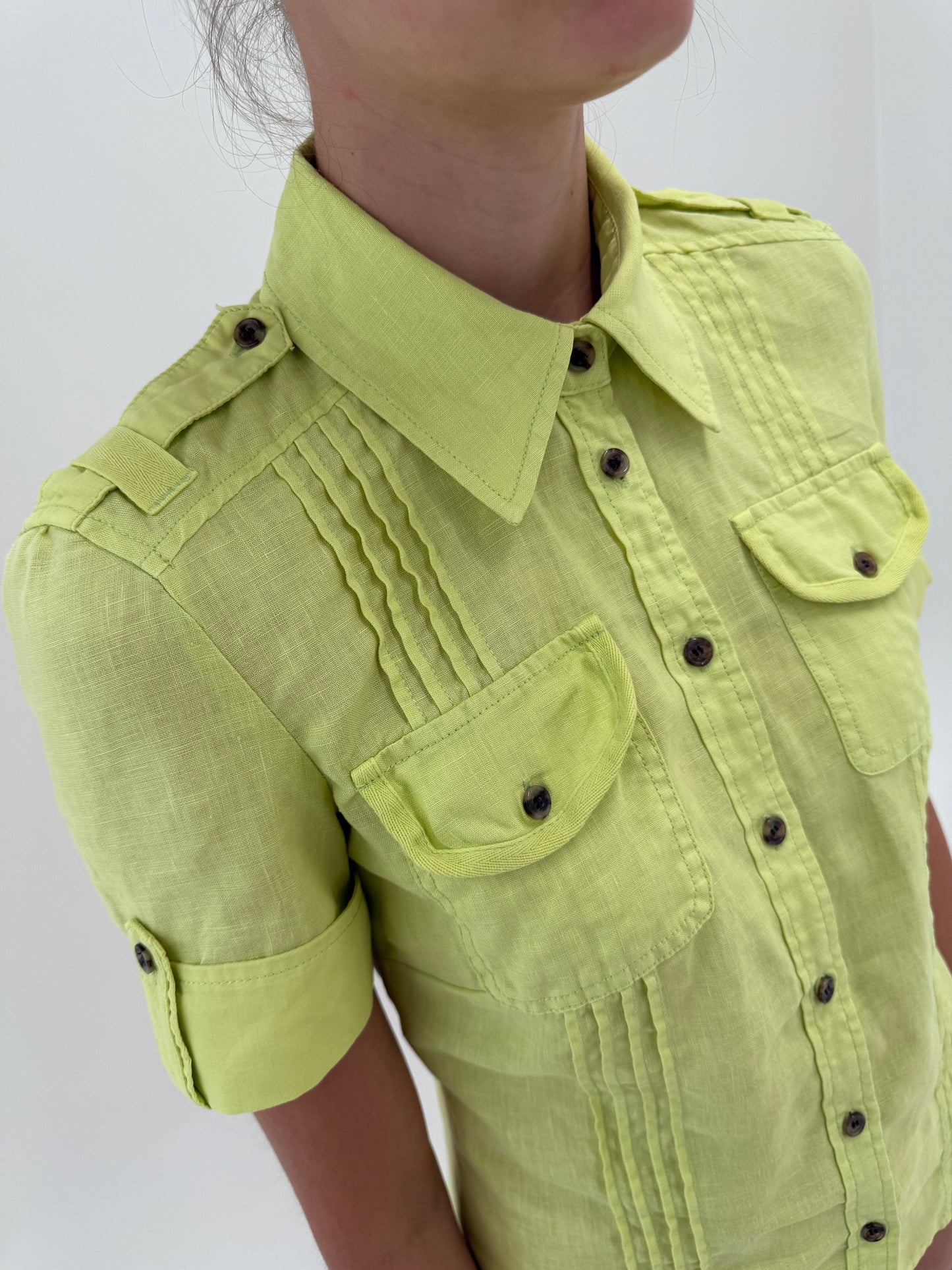 Cămașa light neon green cu influențe soft army super în trend din in premium