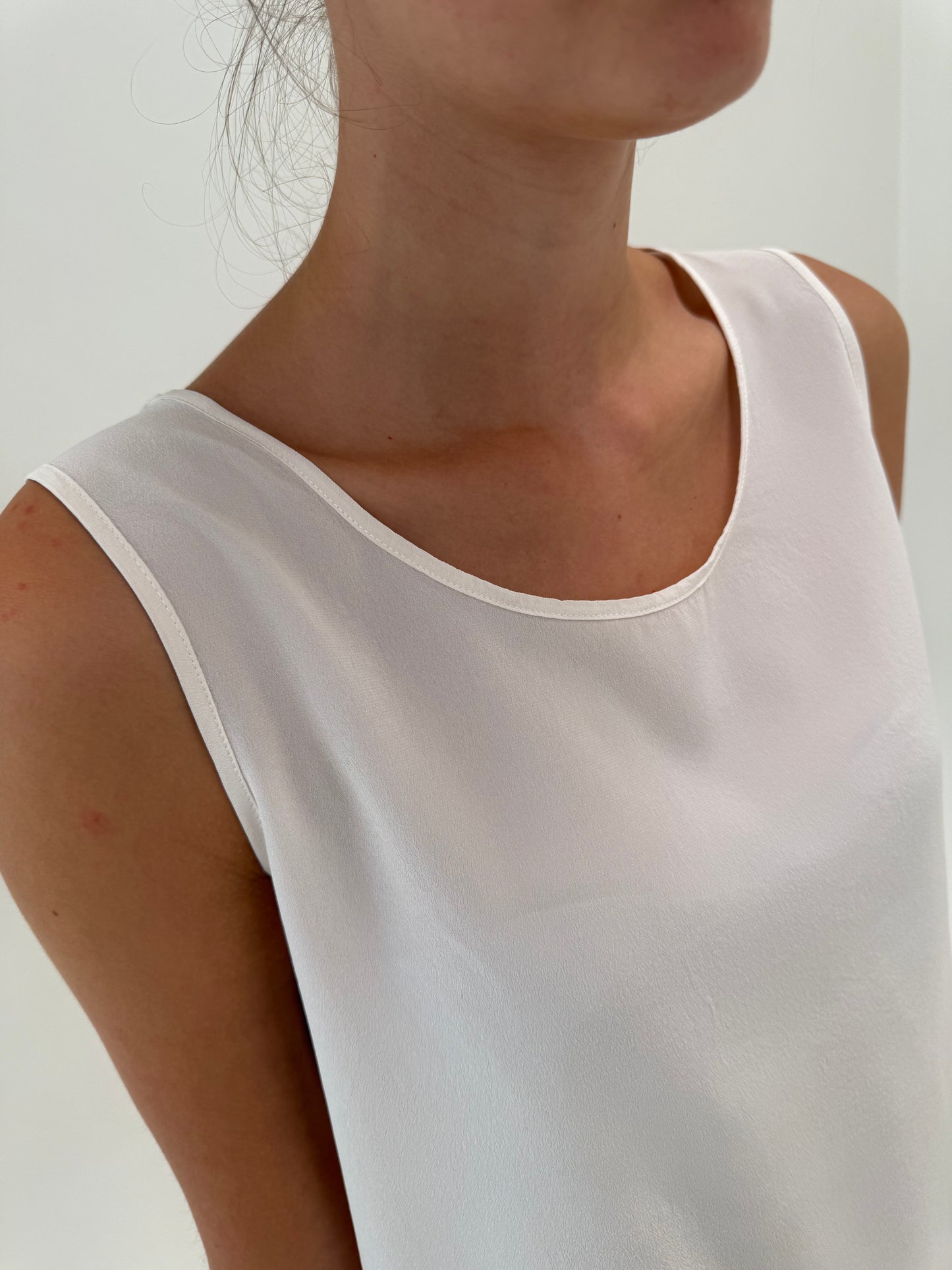 Top butter white din mătase naturală de brand luxury italian în croi minimalist