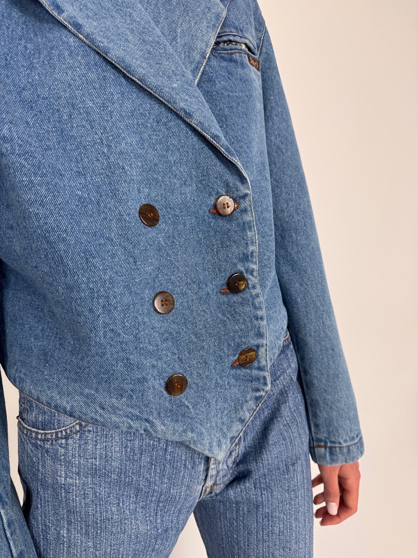 Geacă vintage din jeans în croi cambrat cu închidere dublă