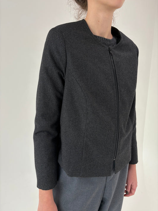 Jacheta petite în croi minimalist în stil Chanel din lana extrafina