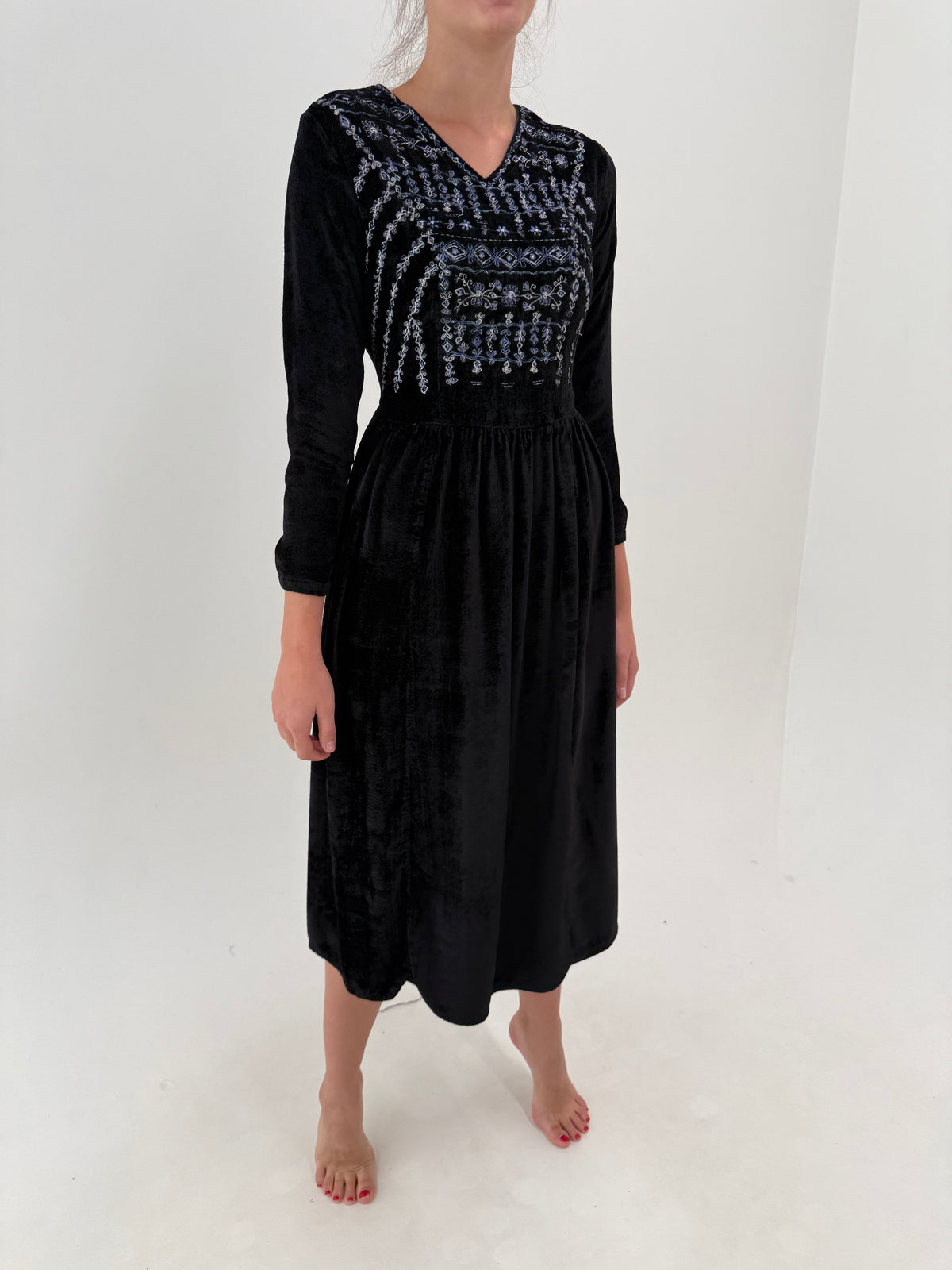 LBD vintage cu influențe boho din catifea excepțională cu broderie superbă