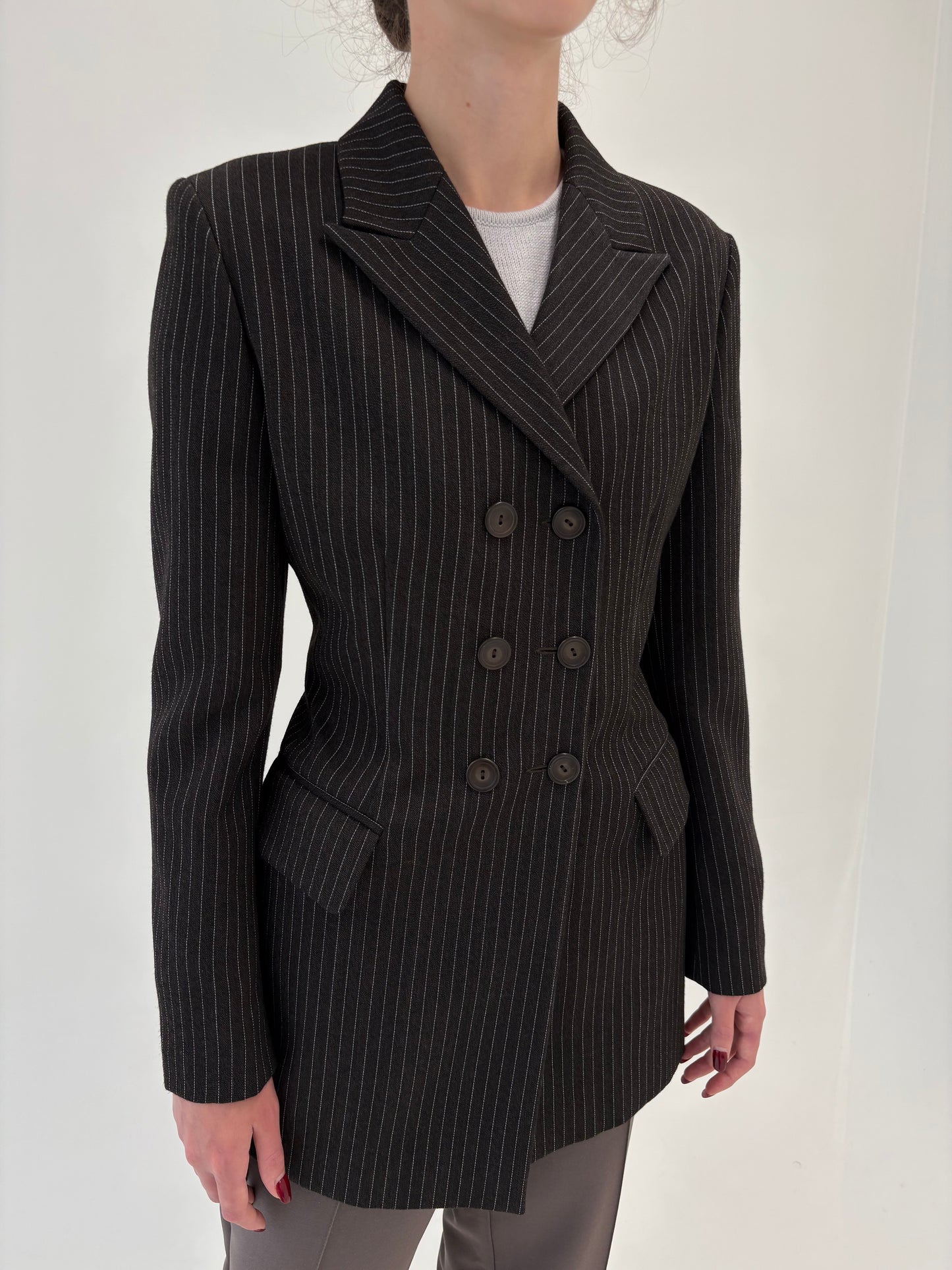 Sacou chocolate brown cambrat cu închidere dublă și dungi fine verticale