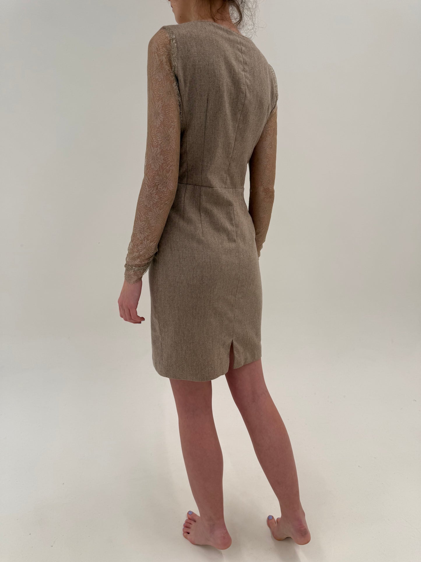 Rochie sand nude de la business la cocktail cu mâneci din dantelă chantily