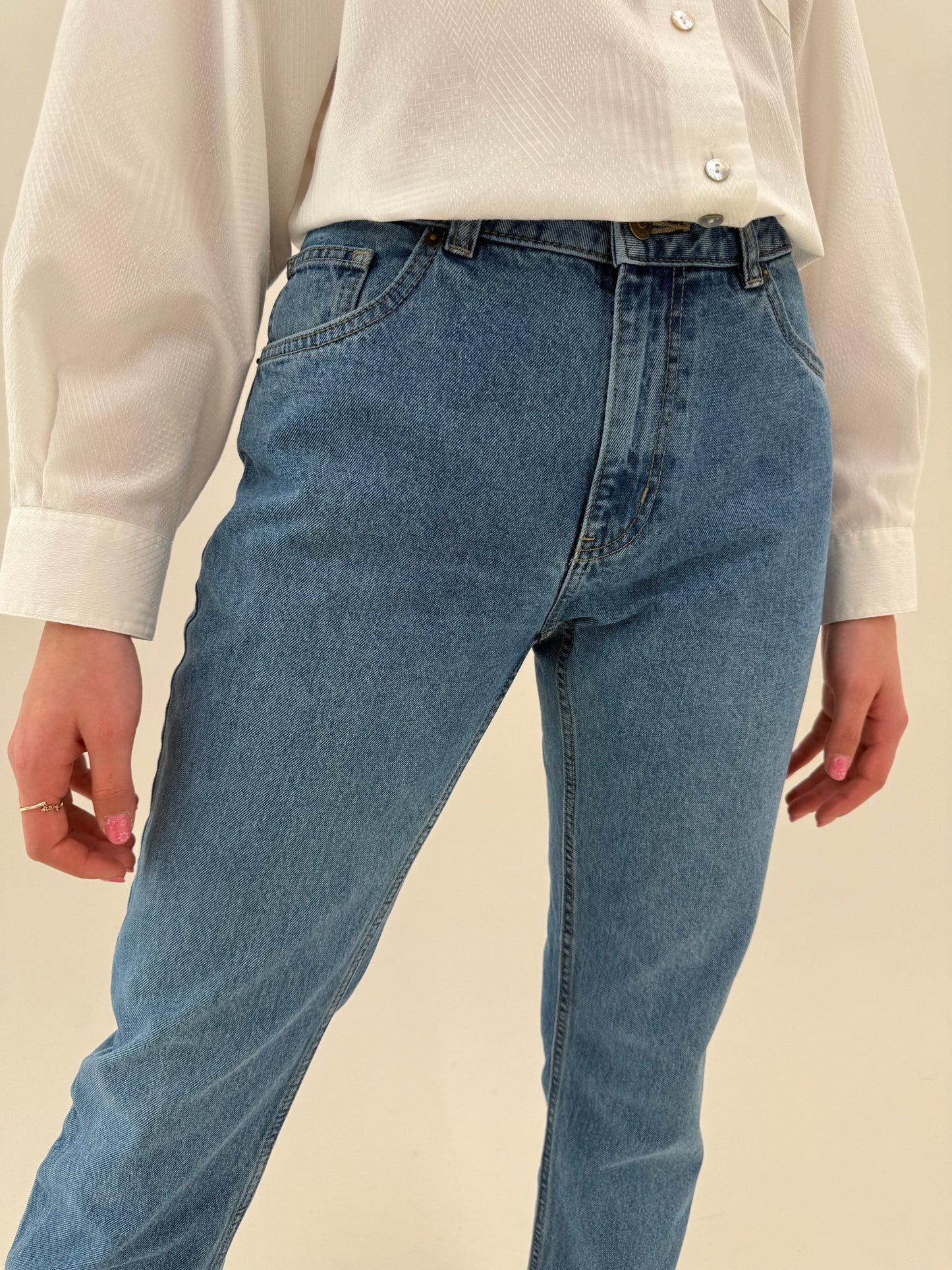 Jeans vintage în croi super revenit în trend