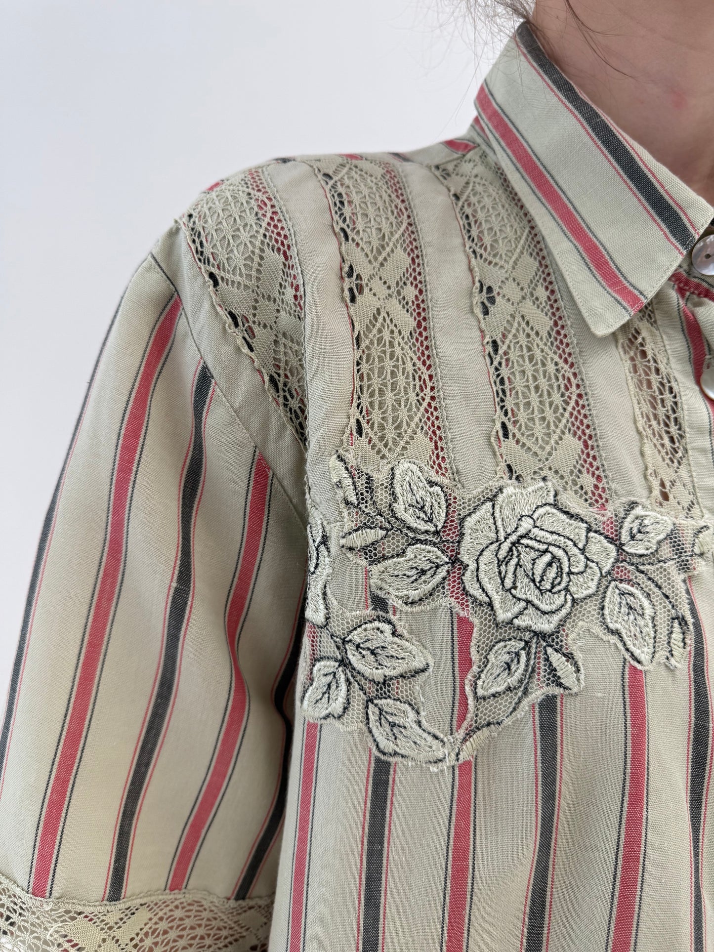 Rochie vintage italiană din pânză excepțională de in cu broderie și macrame
