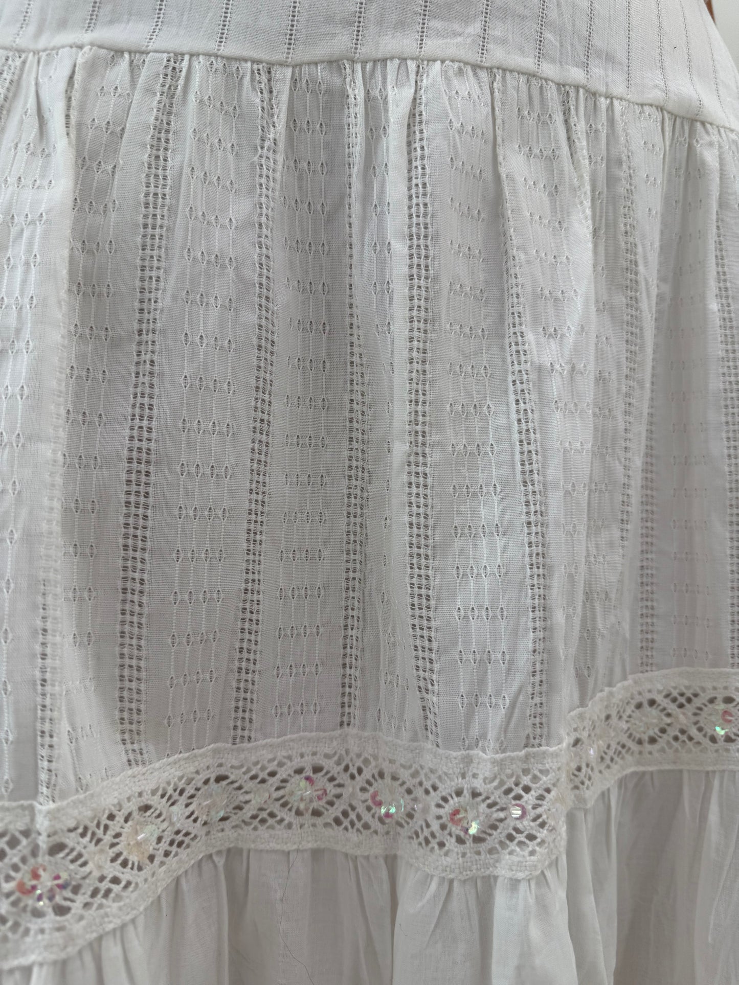 Fustă cu talie ultra marcata cu inserții de macrame din panza excepțională de bumbac