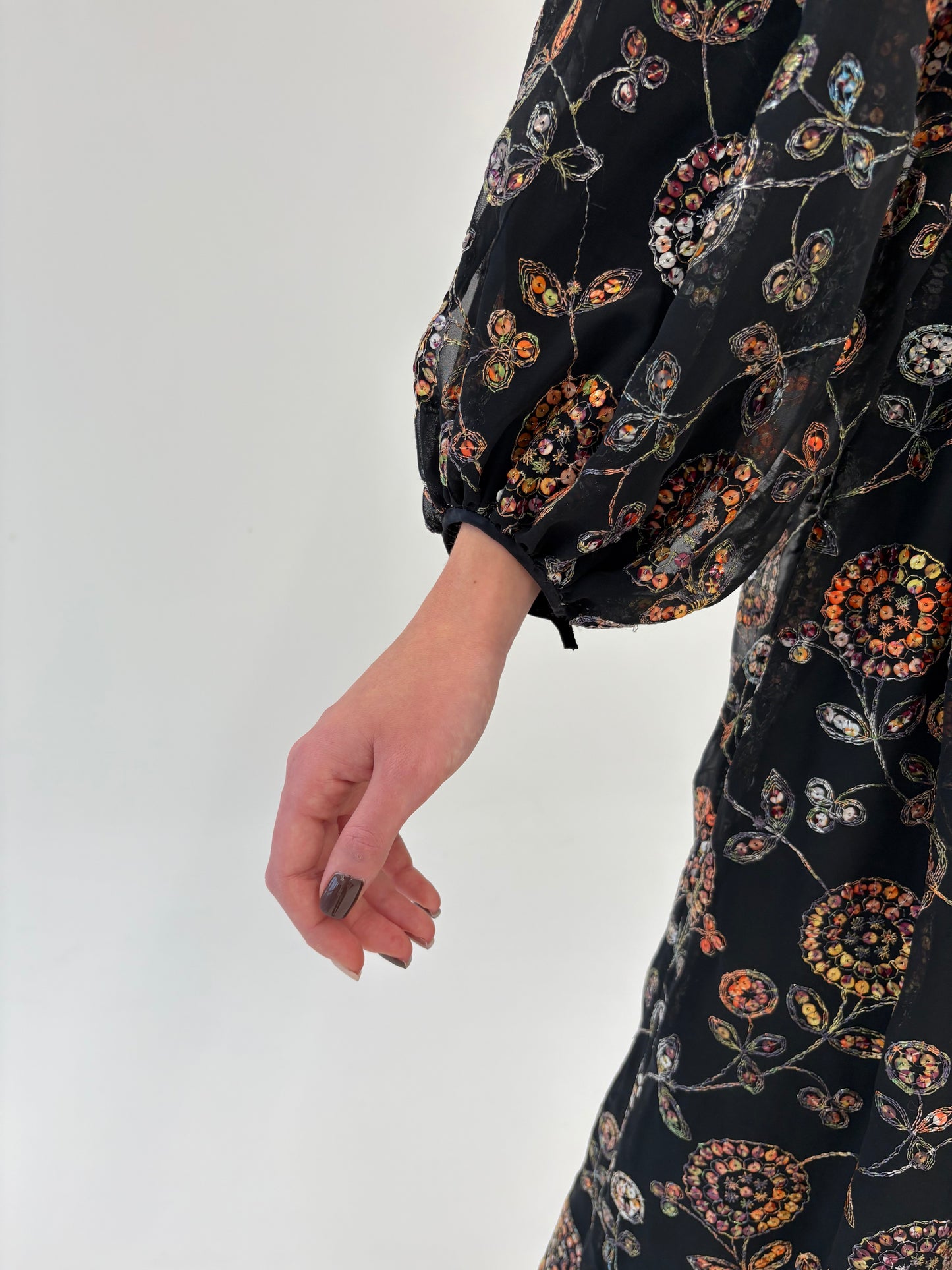 LBD maxi tall in stil boho cu aplicații manuale delicate și broderie