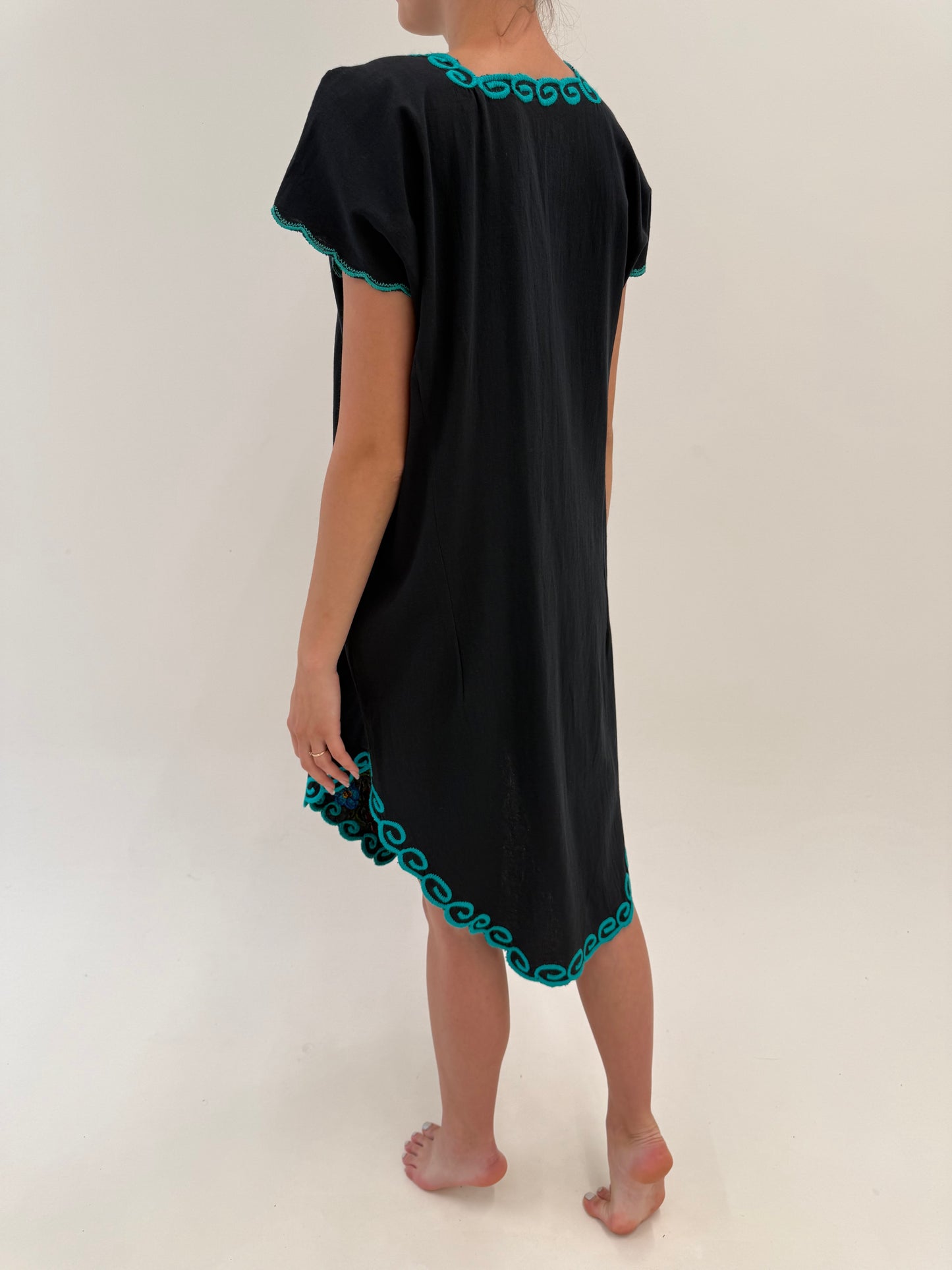 Rochie neagră tip kaftan din pânză cu broderie excepțională în culori tari