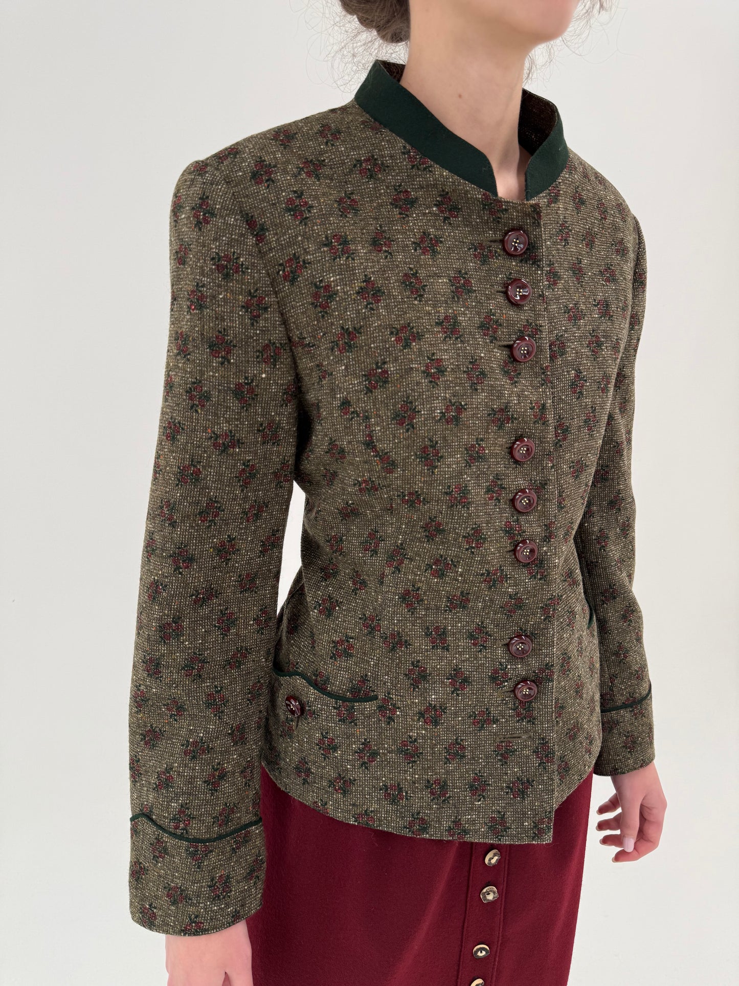 Sacou vintage ușor cambrat din tweed gros cu ținuta și print floral delicat