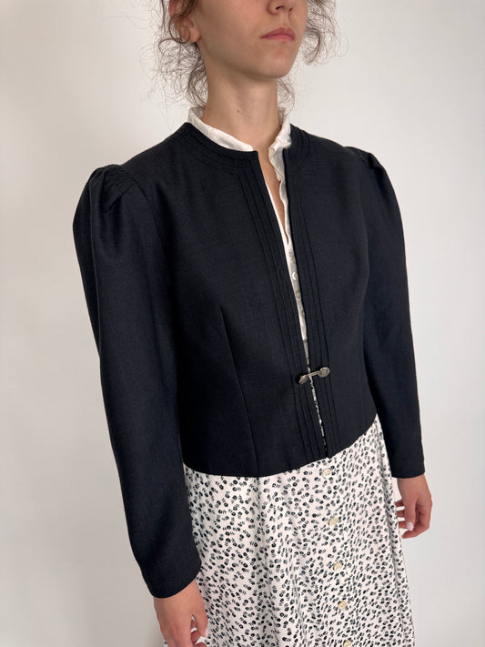 Sacou vintage negru cambrat cu închidere bijuterie din pânză