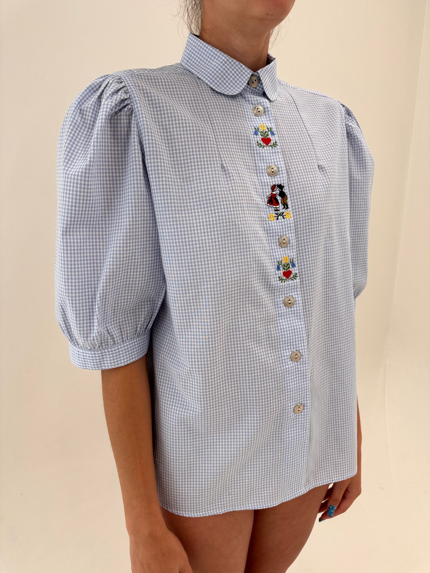 Cămașa vintage gingham baby blue cu mânecuțe bufante și guler Peter Pan și broderie