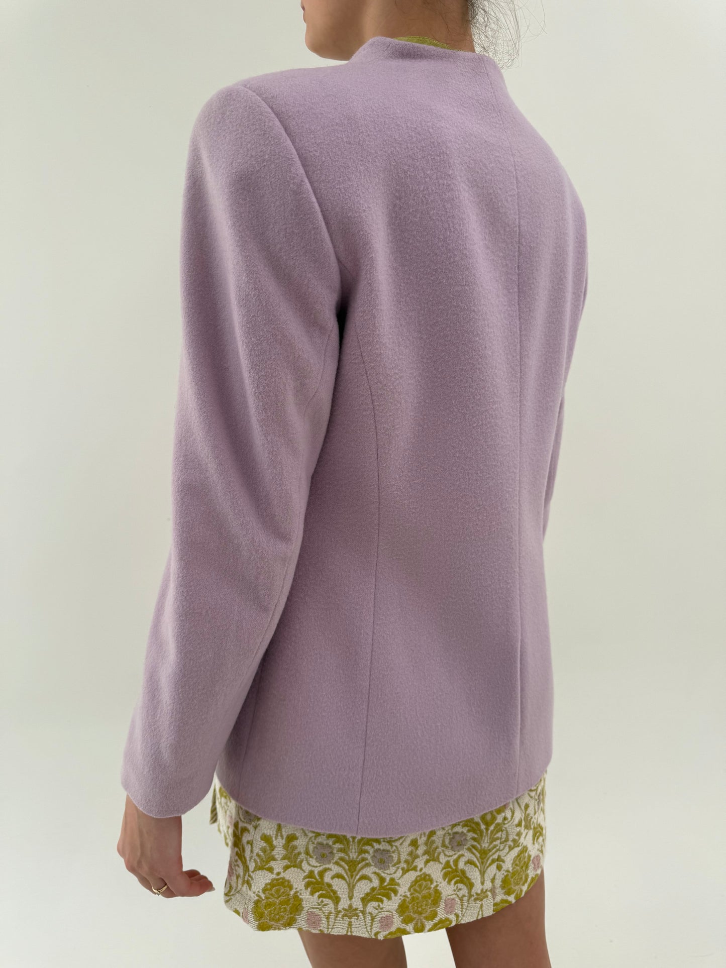 Sacou pink lavender cambrat cu închidere tip smoking in croi minimalist