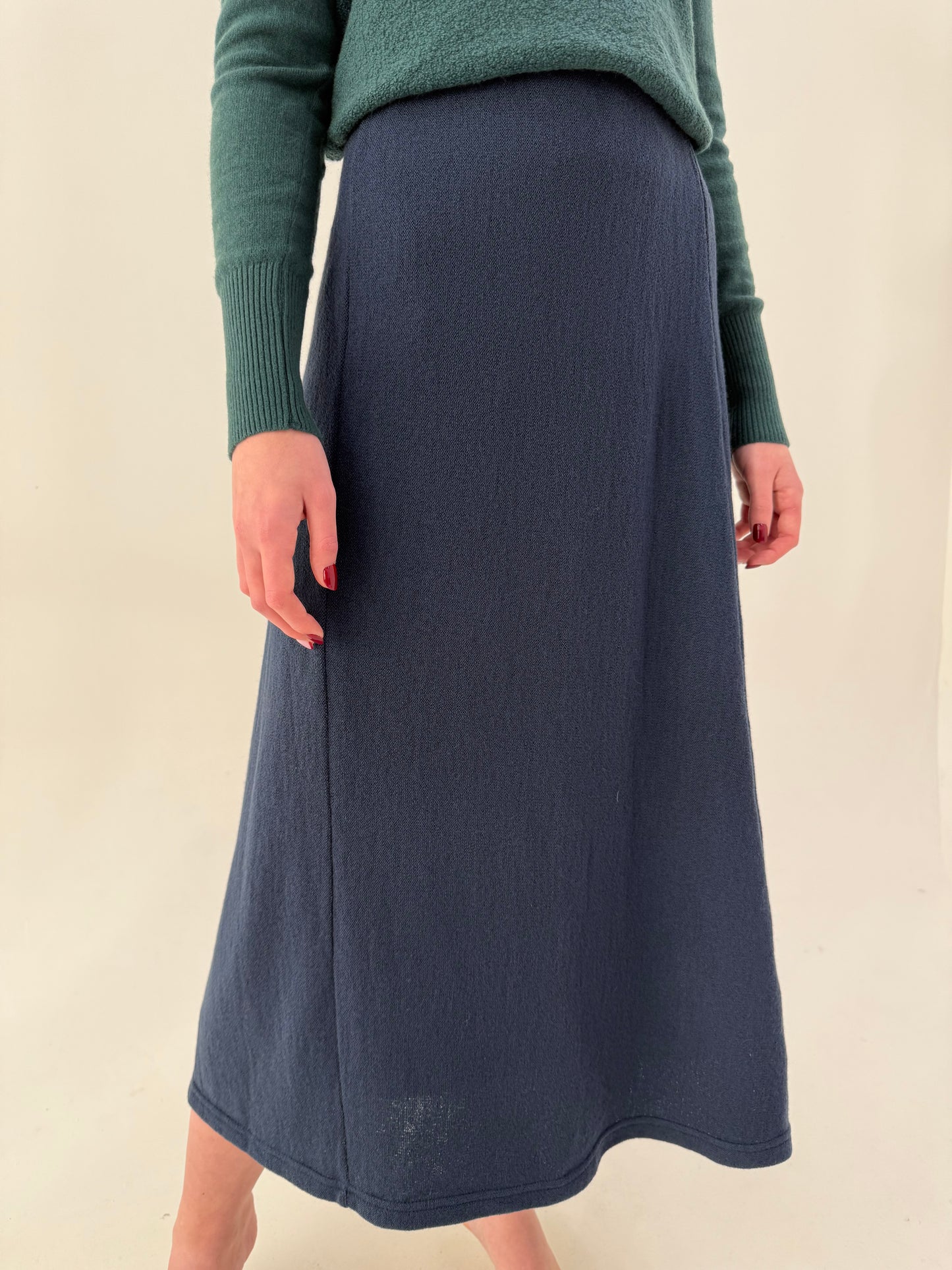 Fustă maxi jeans blue din tricot dens de lana merino extrafina în croi A-line