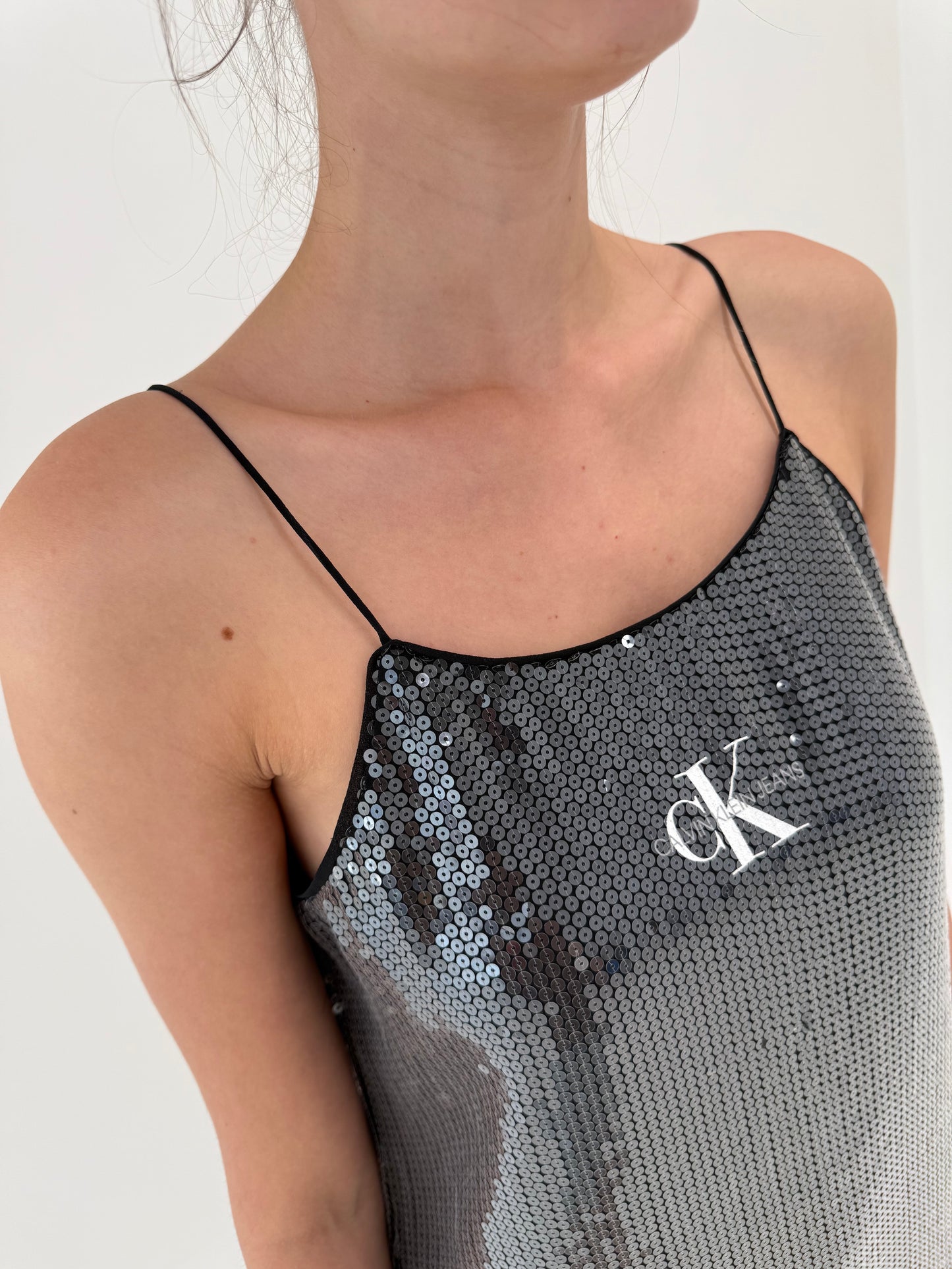 Slip dress Calvin Klein integral paietată super revenita in trend in croi minimalist