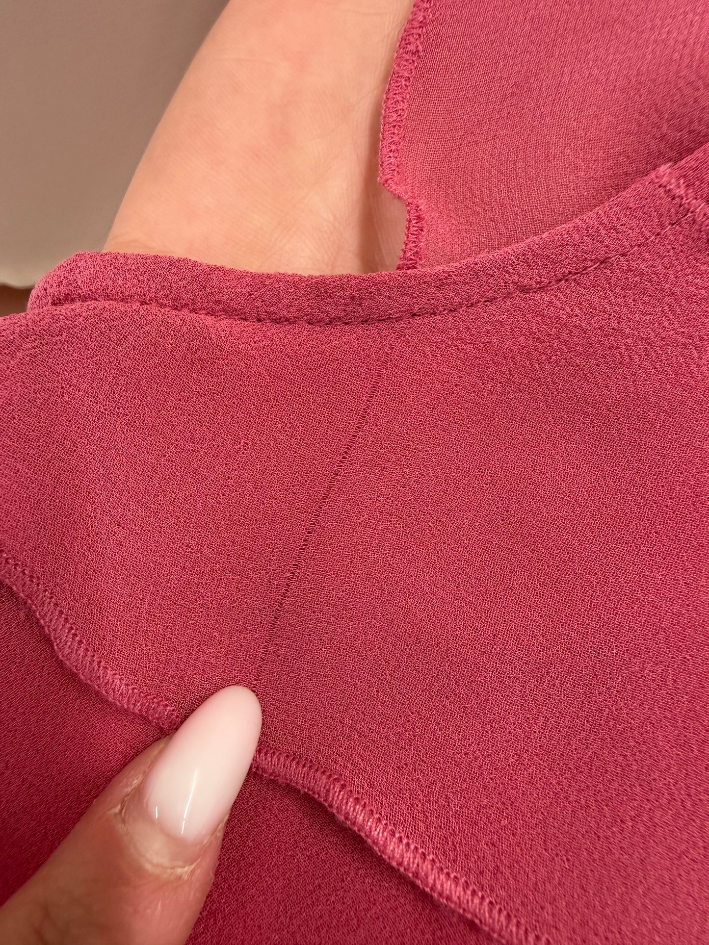 Top din mătase naturală dark pink cu volane în bie