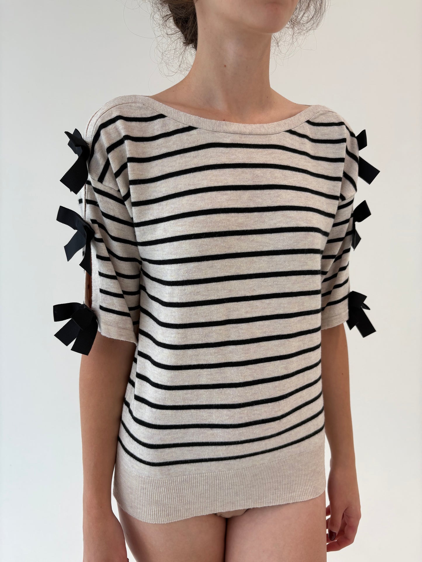 Top din jerse off white cu dungi și fundițe negre