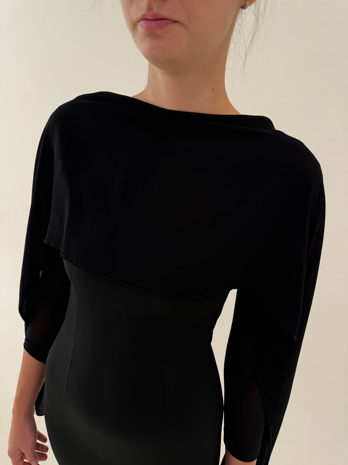 LBD maxi excepțional cu decolteu tip capa din voal în croi bodycon