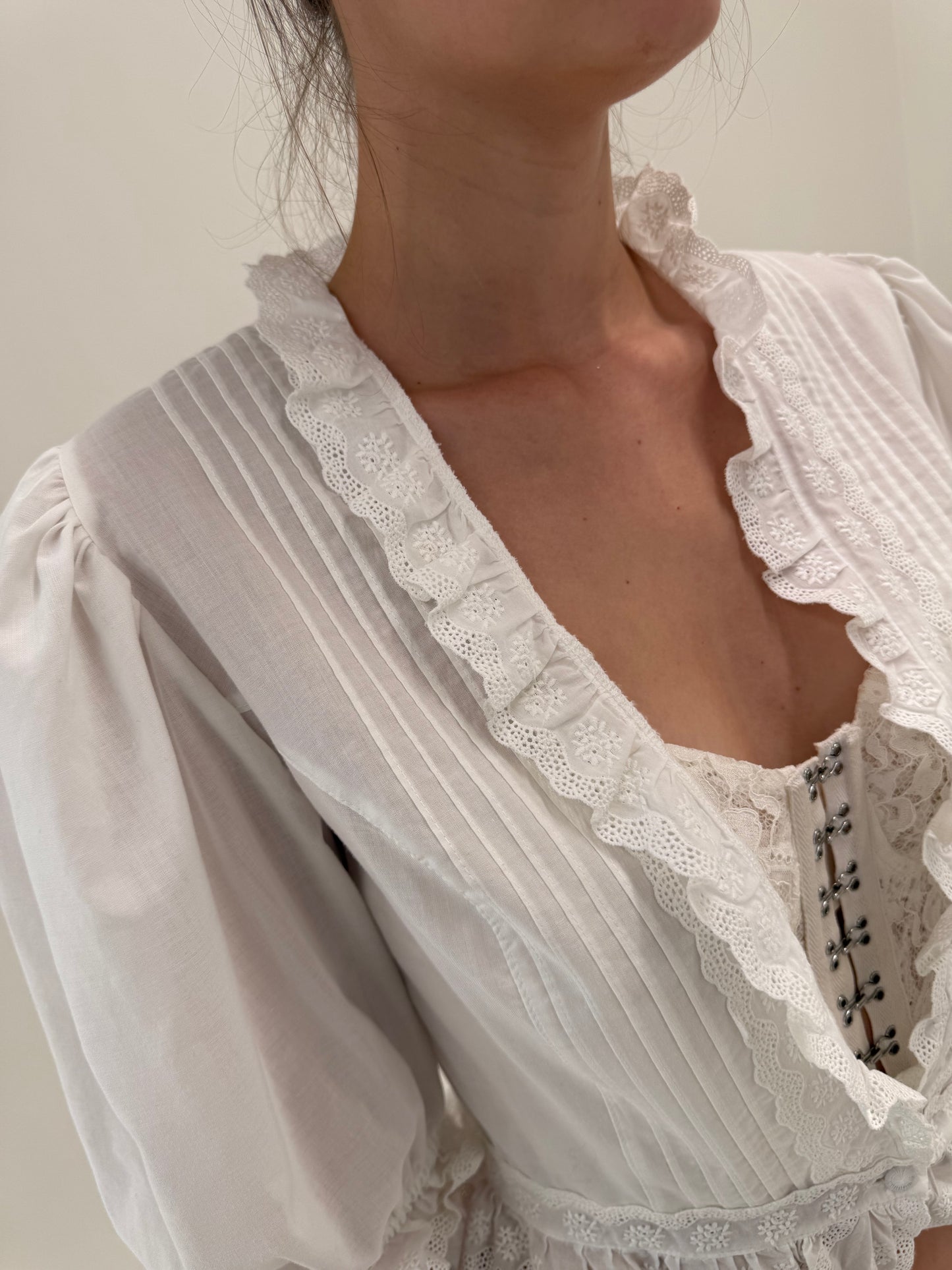 Sacou de vară ultra cambrat din bumbac cu broderie anglaise și mâneci bufante