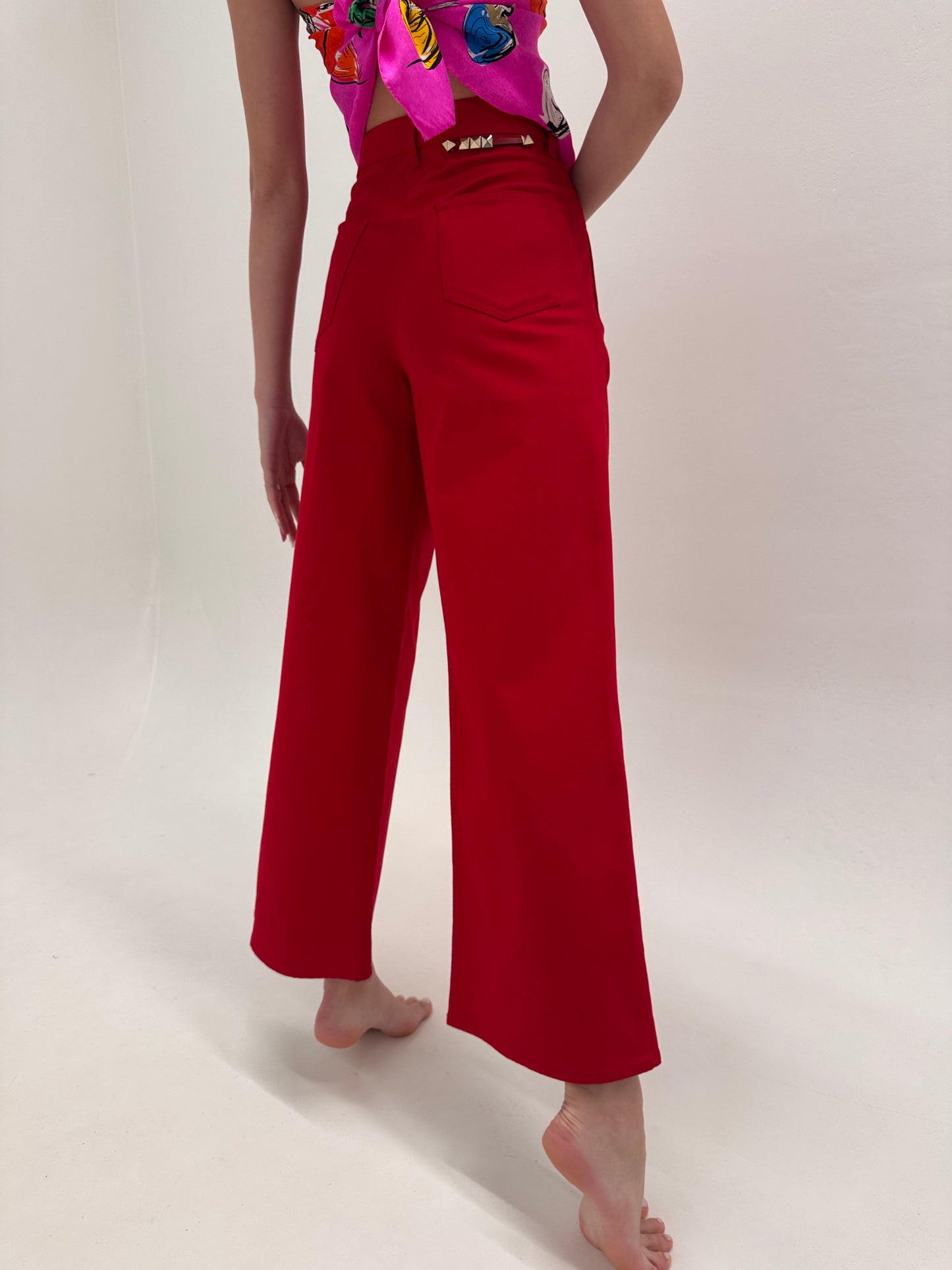 Pantaloni Valentino palazzo cu pense colecția capsula Rouge absolute