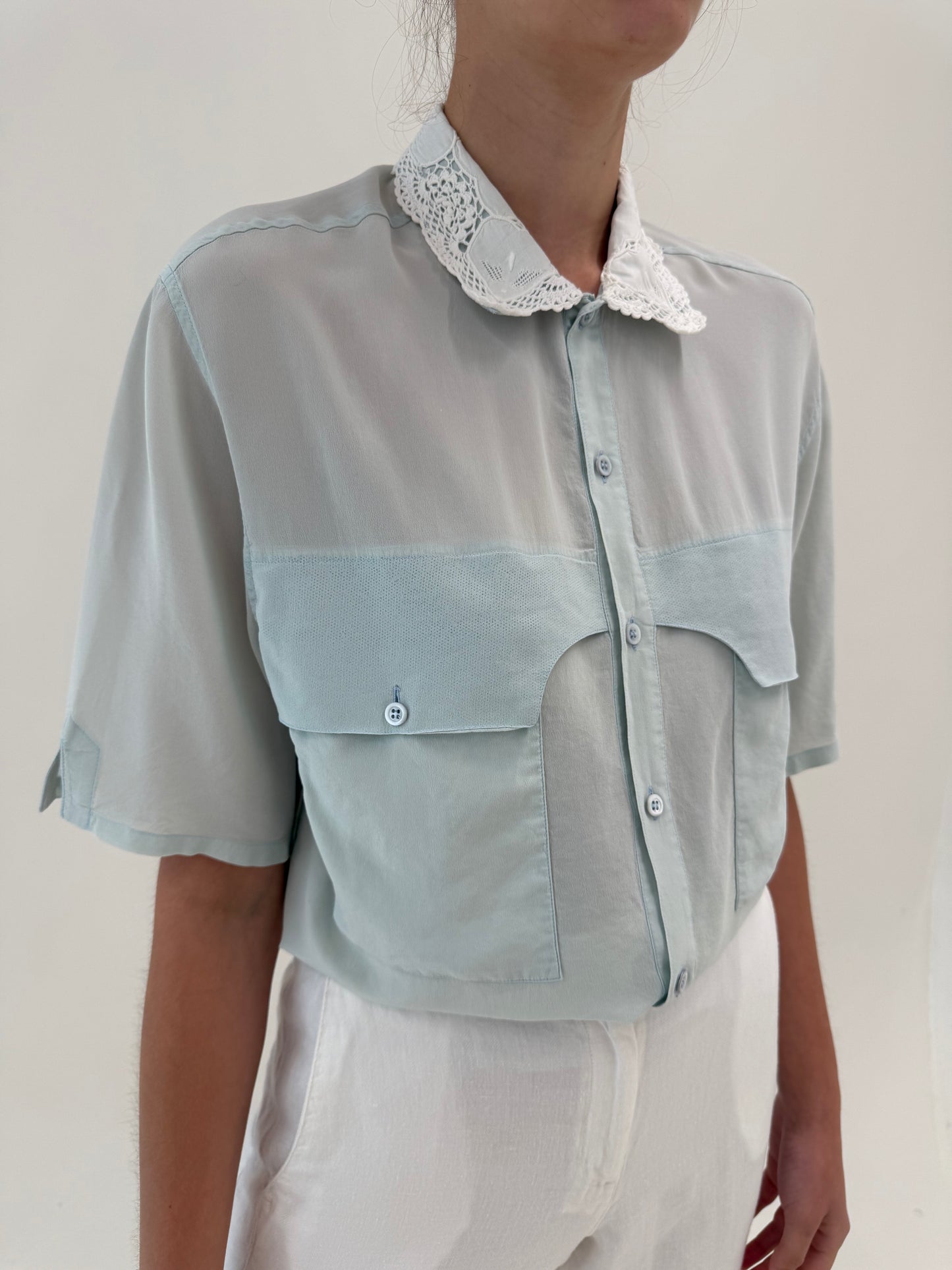 Cămașa dusty mint green din mătase matuala în croi retro modern cu influențe casual