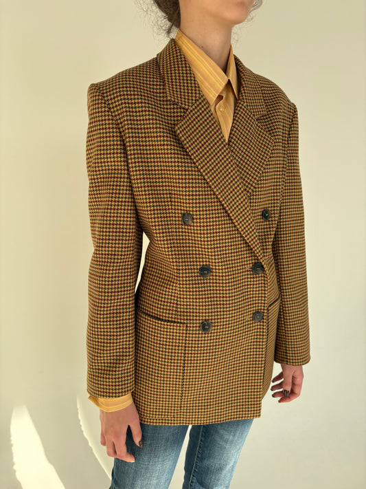 Sacou camel cu închidere dublă în carouri din tweed moale de lana