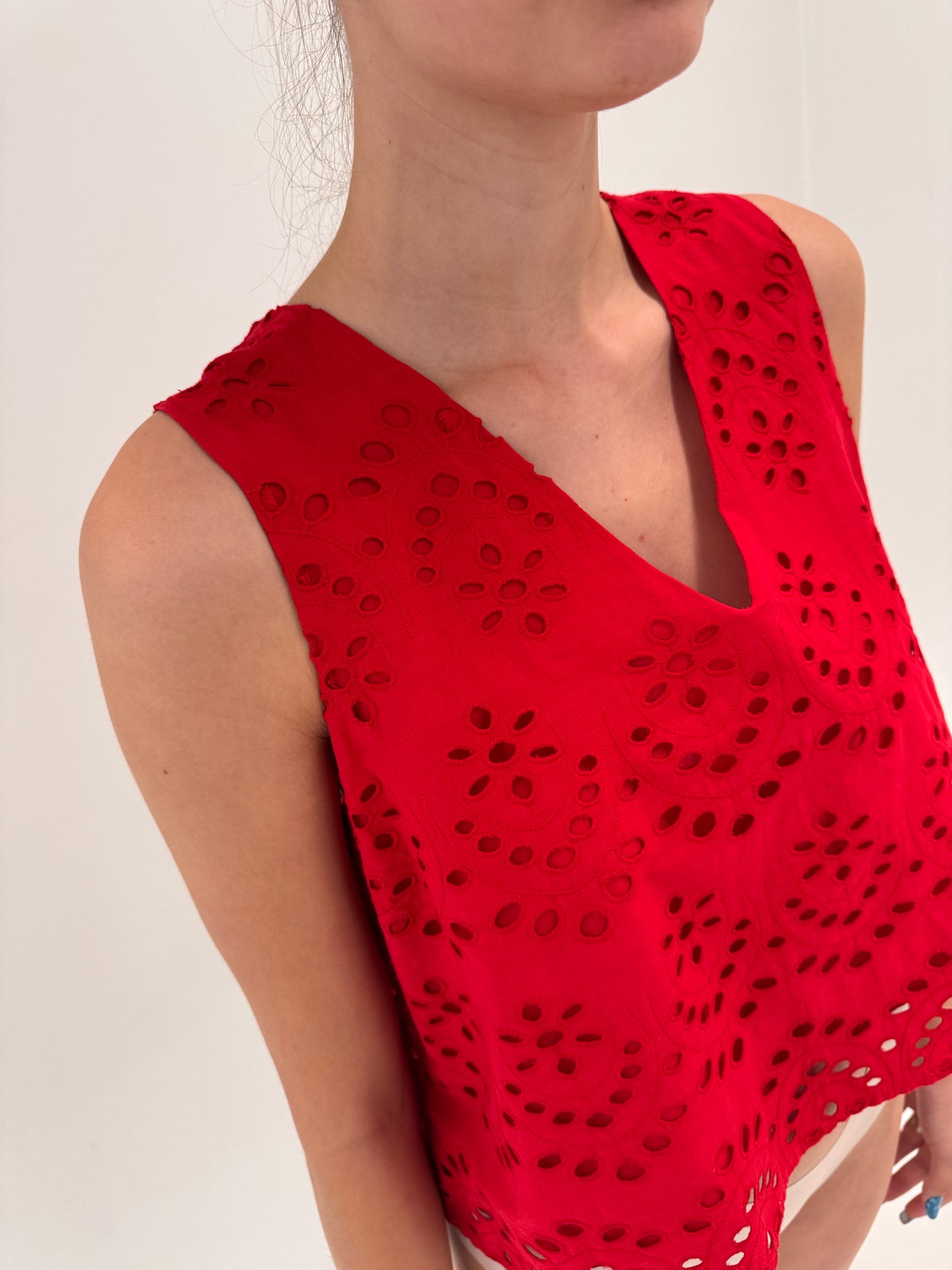 Top cherry red integral cu broderie anglaise în croi lejer