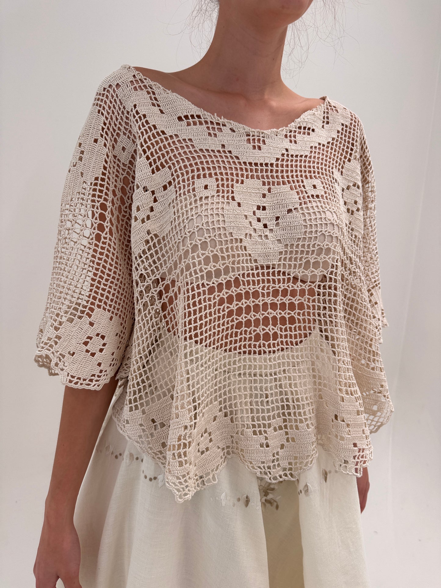 Top în croi lejer integral din dantelă macrame de bumbac  lucrată manual