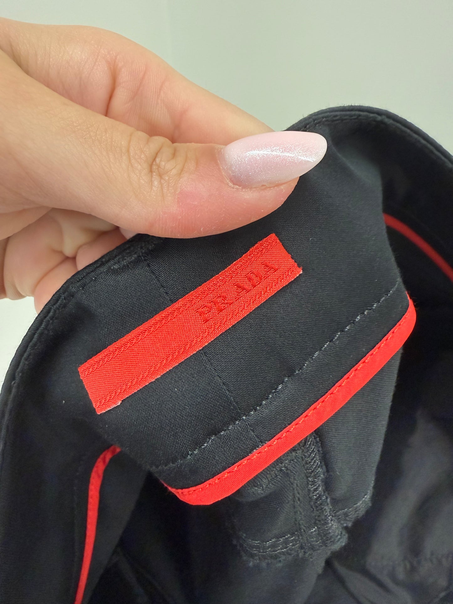Pantaloni Prada negri petite în croi clasic din poplin ușor modelator