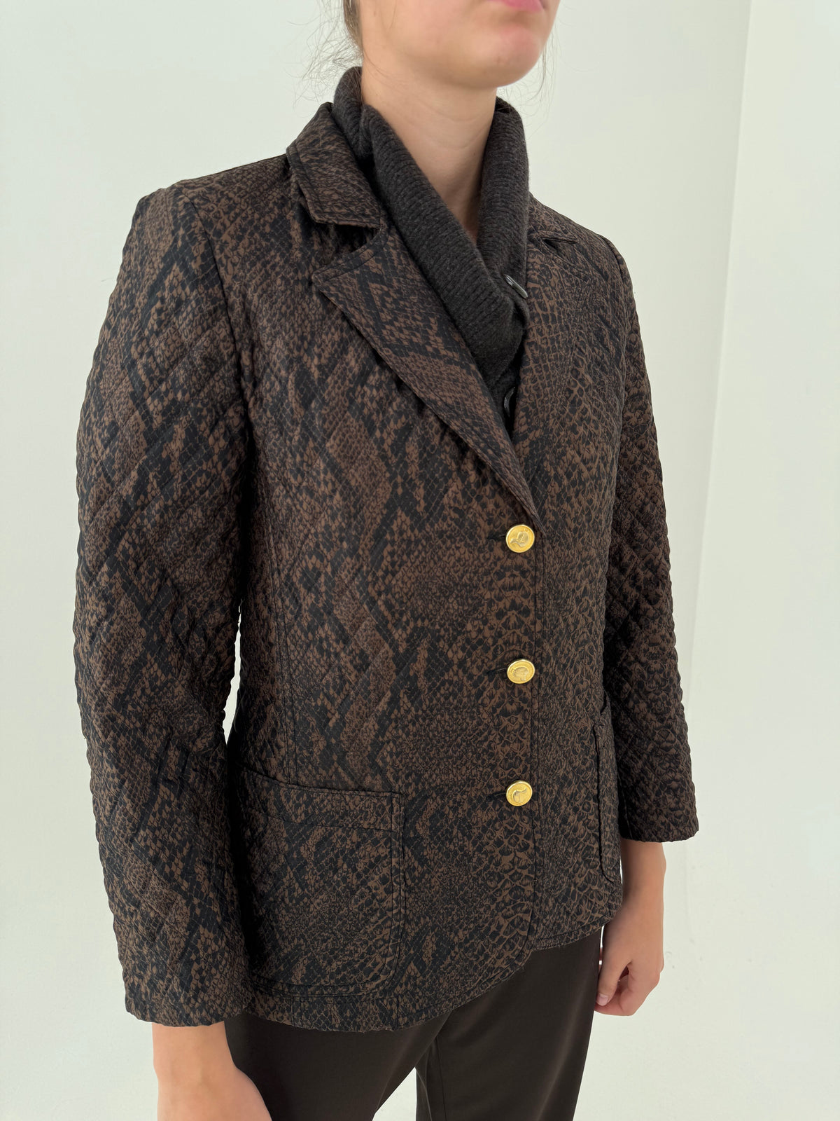 Geaca maltasata animal print chocolate brown cu negru și feronerie aurie