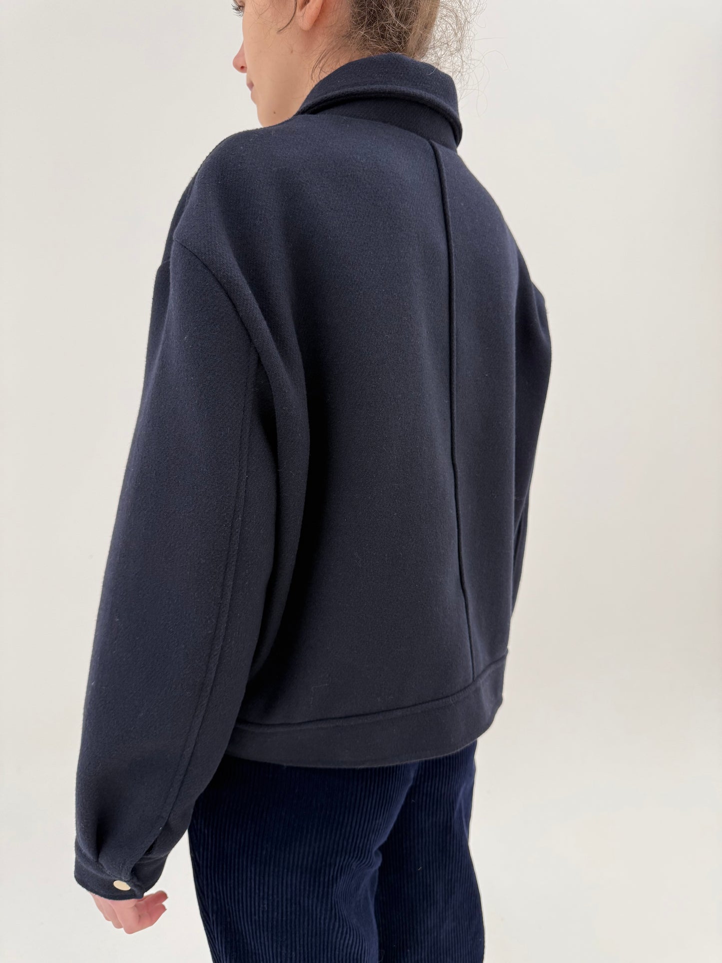 Jacheta în croi actual din stofă ușor structurată din mix de lana în croi lejer