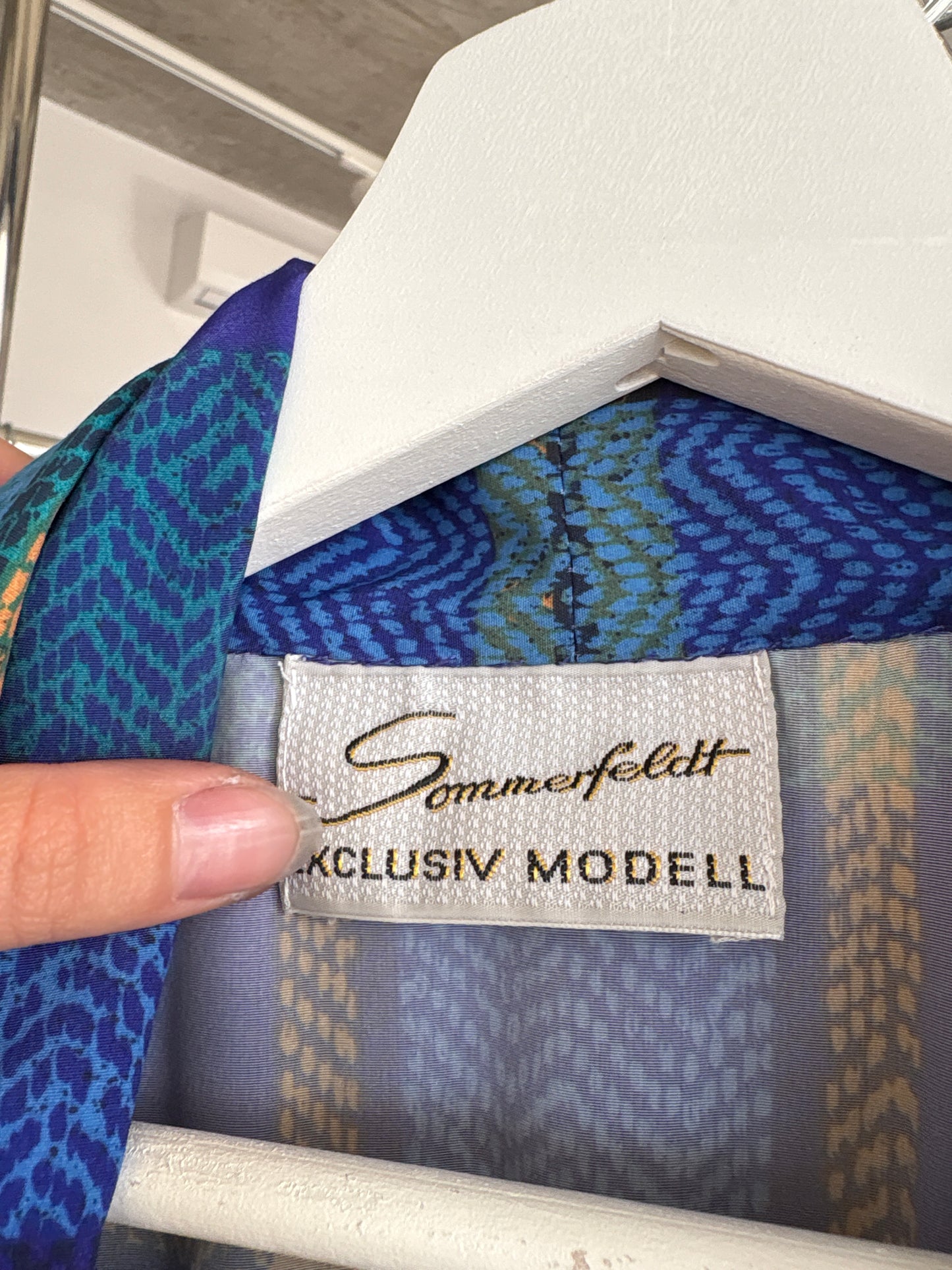 Rochie vintage în carouri cu talie marcată, fustă plisată și buzunare