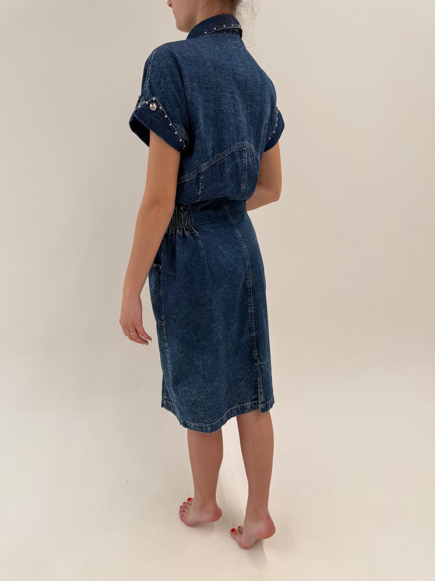 Rochie vintage din jeans cu talie uktra înaltă marcată elastică și broderie