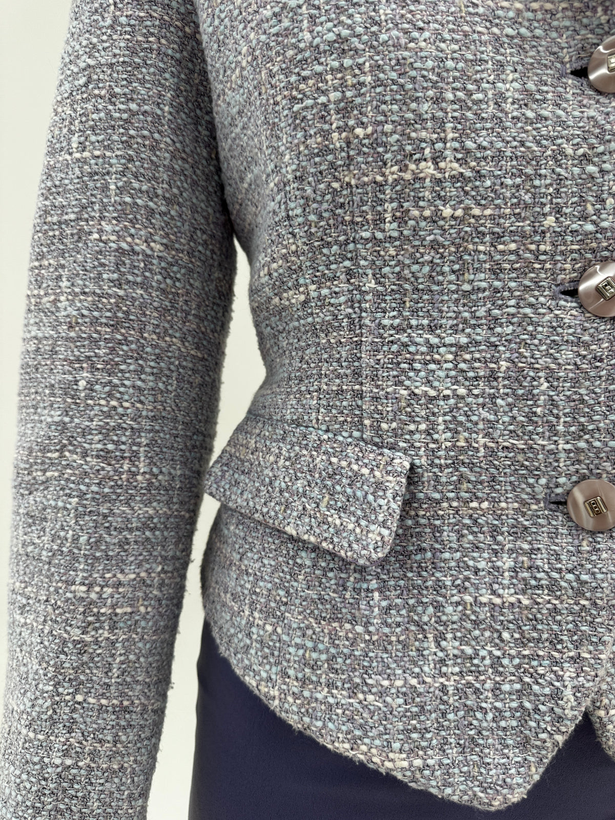 Sacou din tweed excepțional în jumate pudrate și croi clasic cambrat