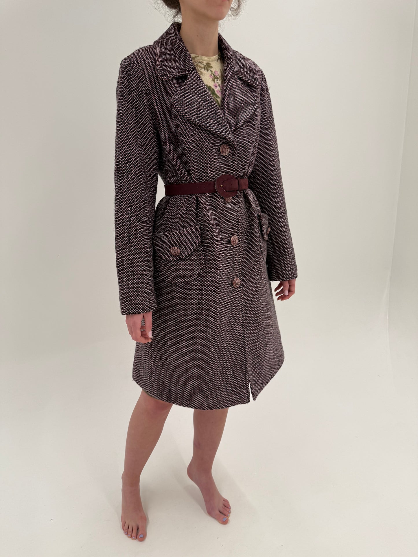 Palton din tweed roz pudrat cu negru și revere late în croi ușor cambrat