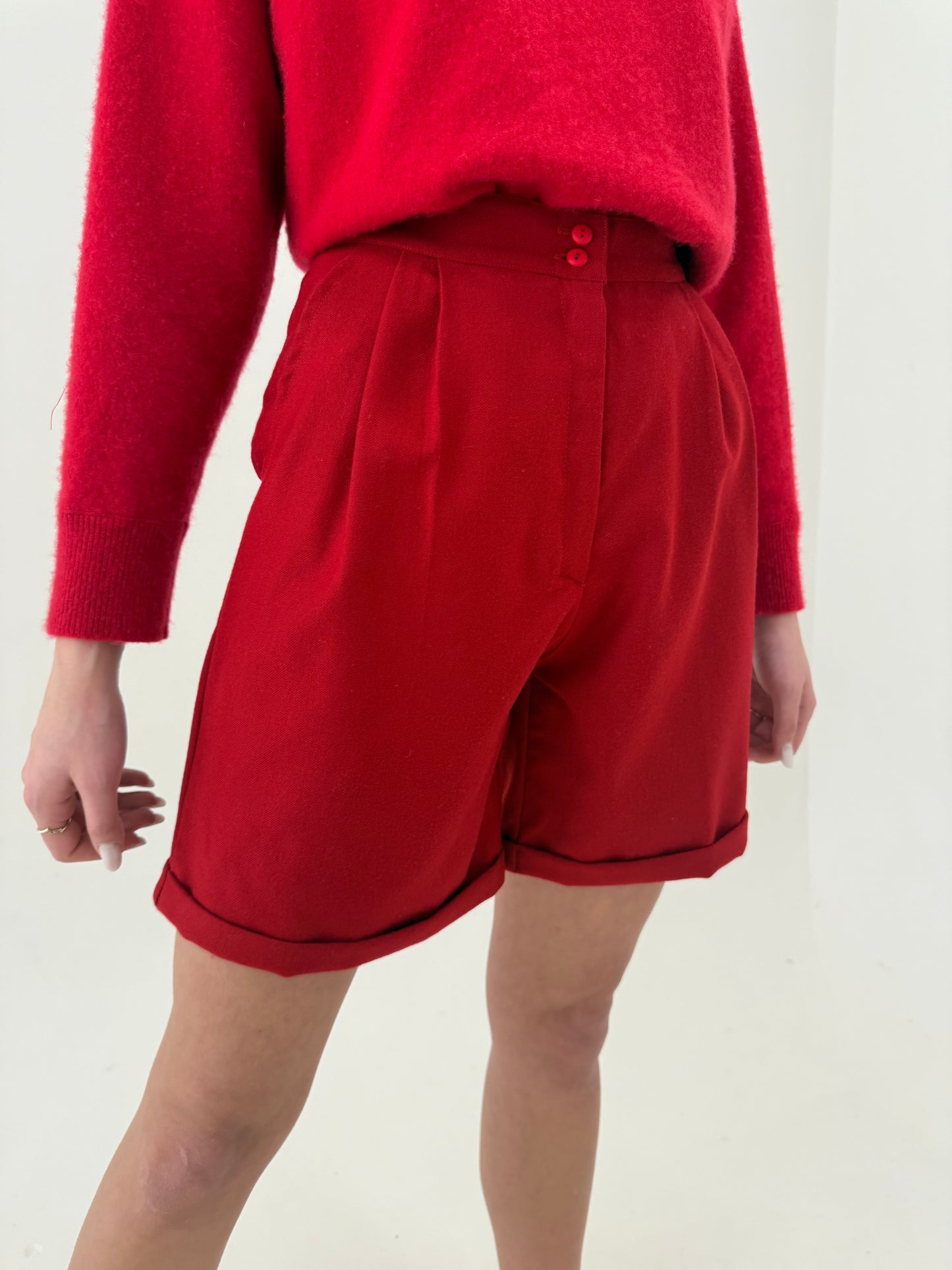 Pantaloni cherry red cu talie ultra înaltă și pense