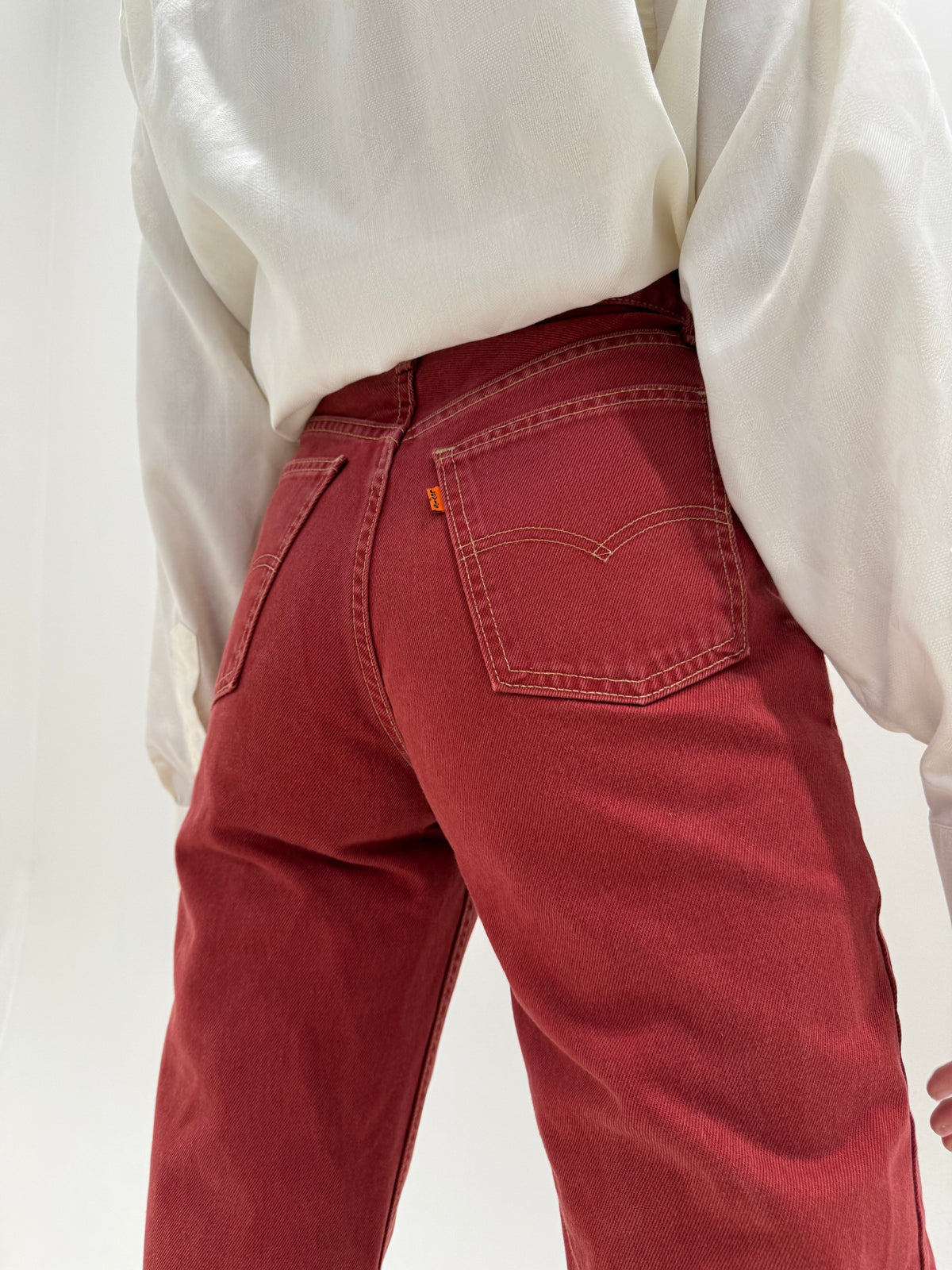 Jeans vintage Levi’s 881 early Y2K tapered cu talie ultra înaltă Washed brick red