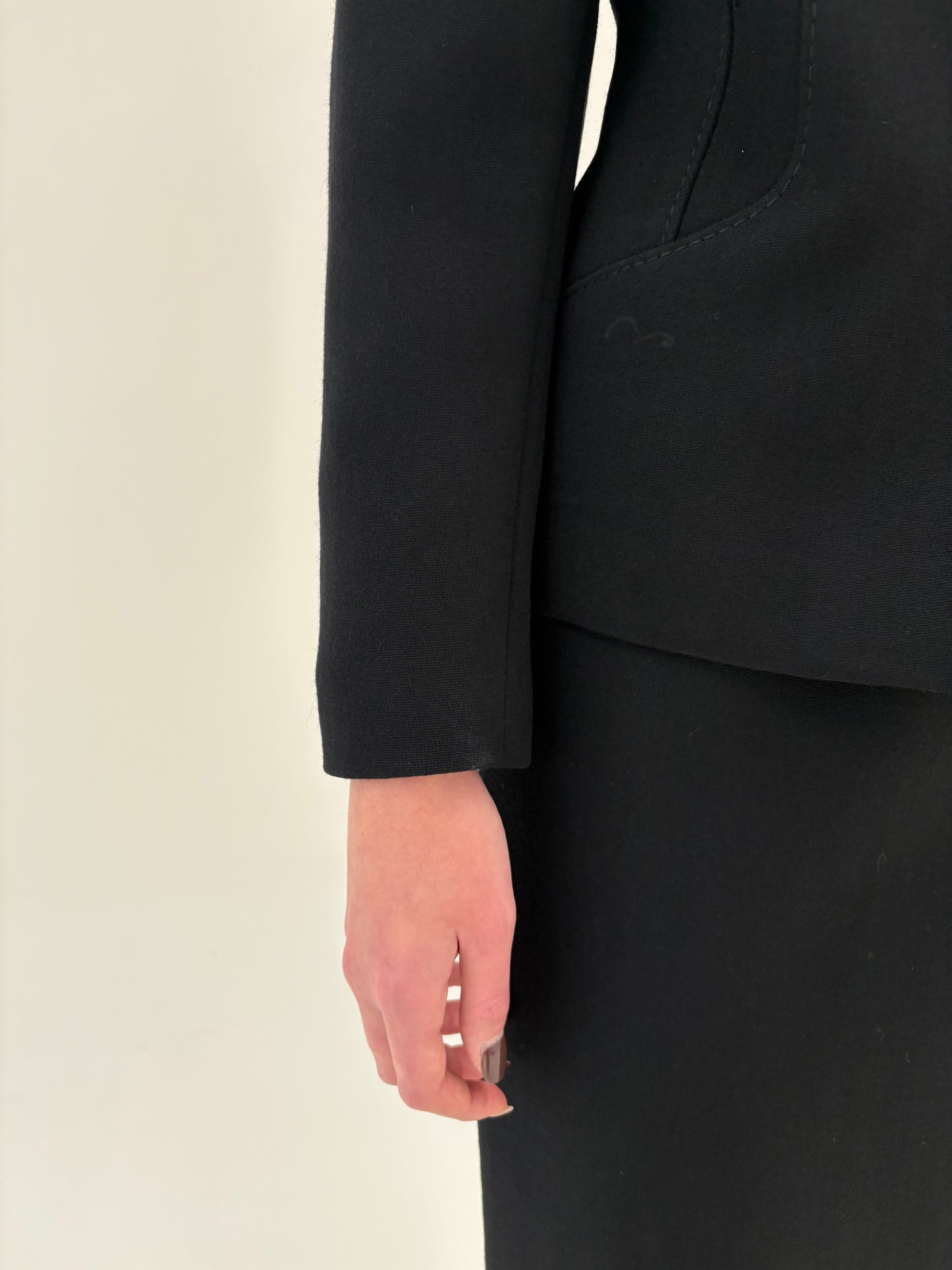 Deux piece vintage negru cu sacou cambrat și revere rotunjite din lana certificată