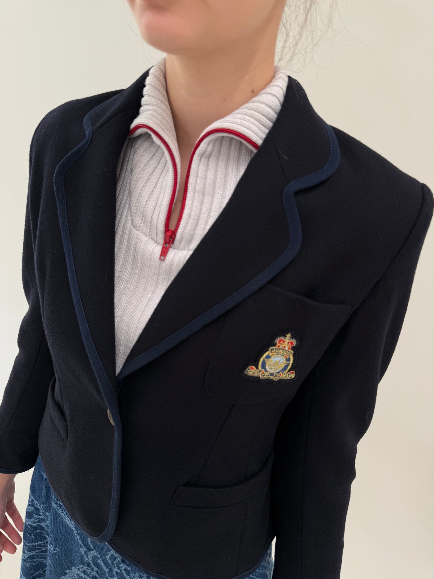 Sacou petite Armani preppy style cu paspoal și emblemă din lana extrafina