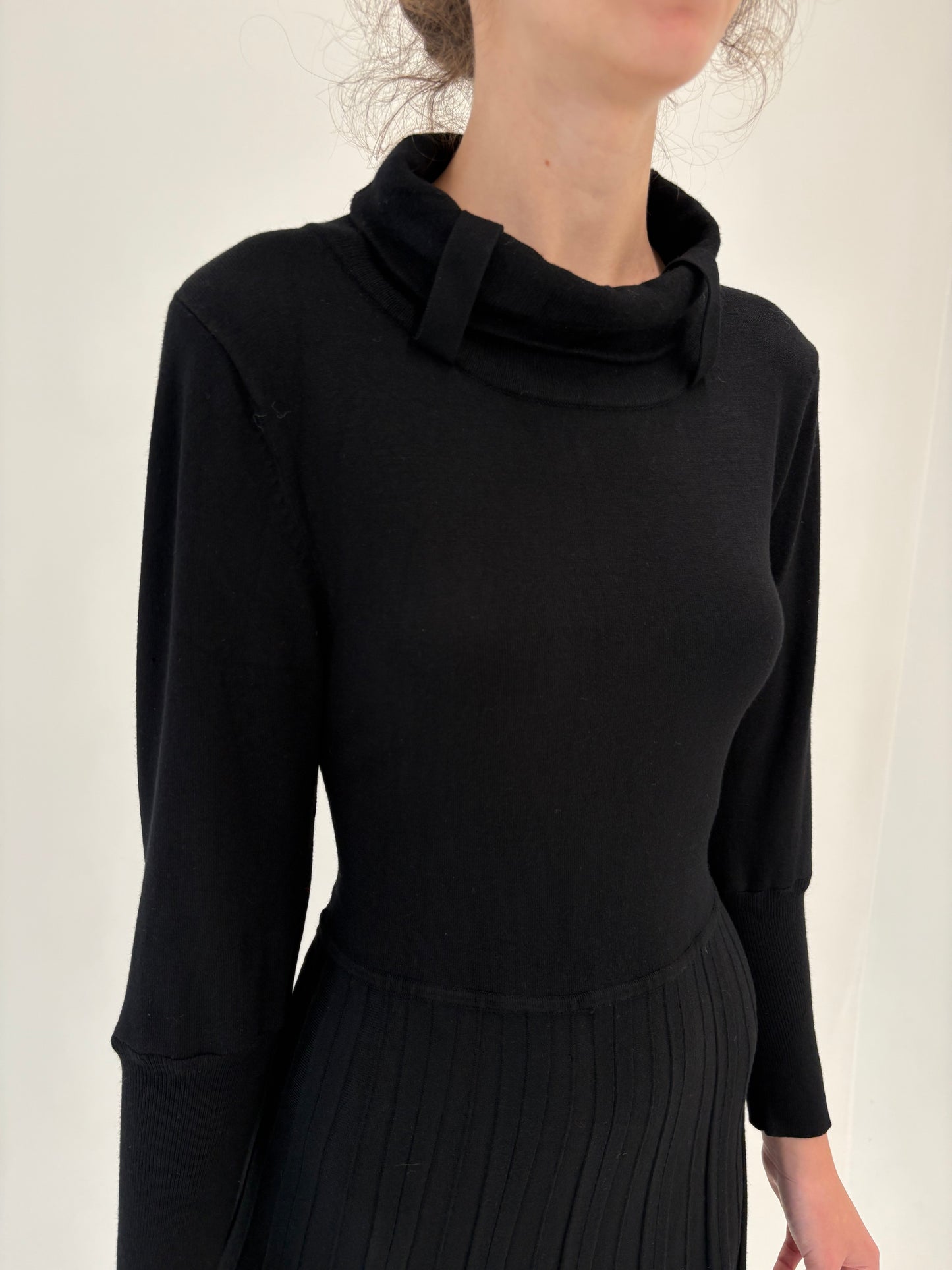LBD tip Maleta cu guler sal din jerse cu fustă plisată