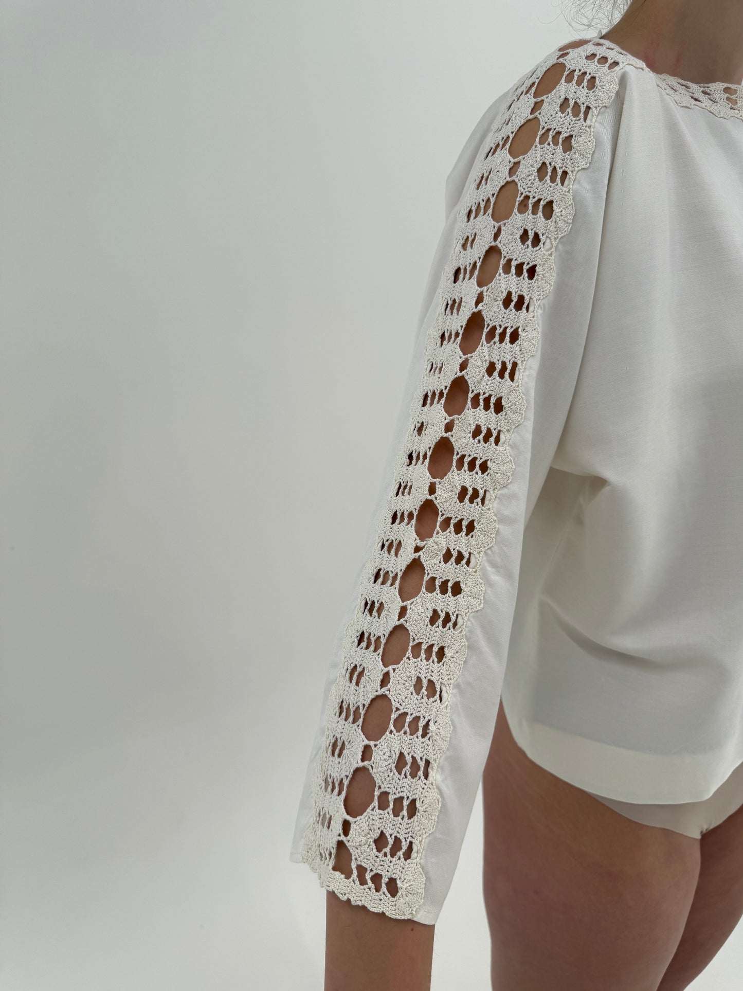 Bluză vintage excepțională din țesătură de mătase naturală cu dantelă macrame
