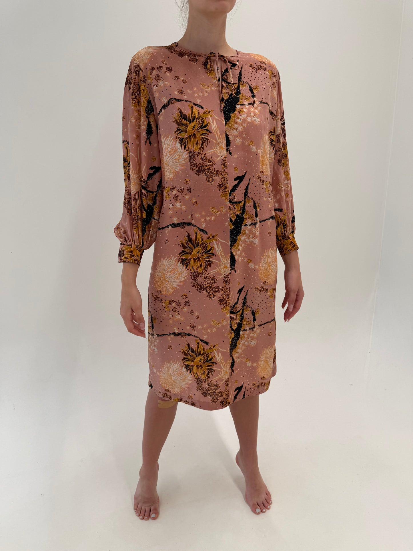 Rochie dusty pink petite în croi lejer din mătase naturală