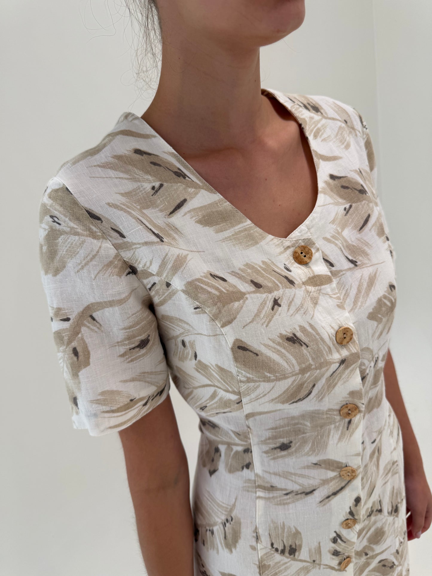 Rochie italiană din in premium cu print delicat în nuanțe neutre și talie marcată
