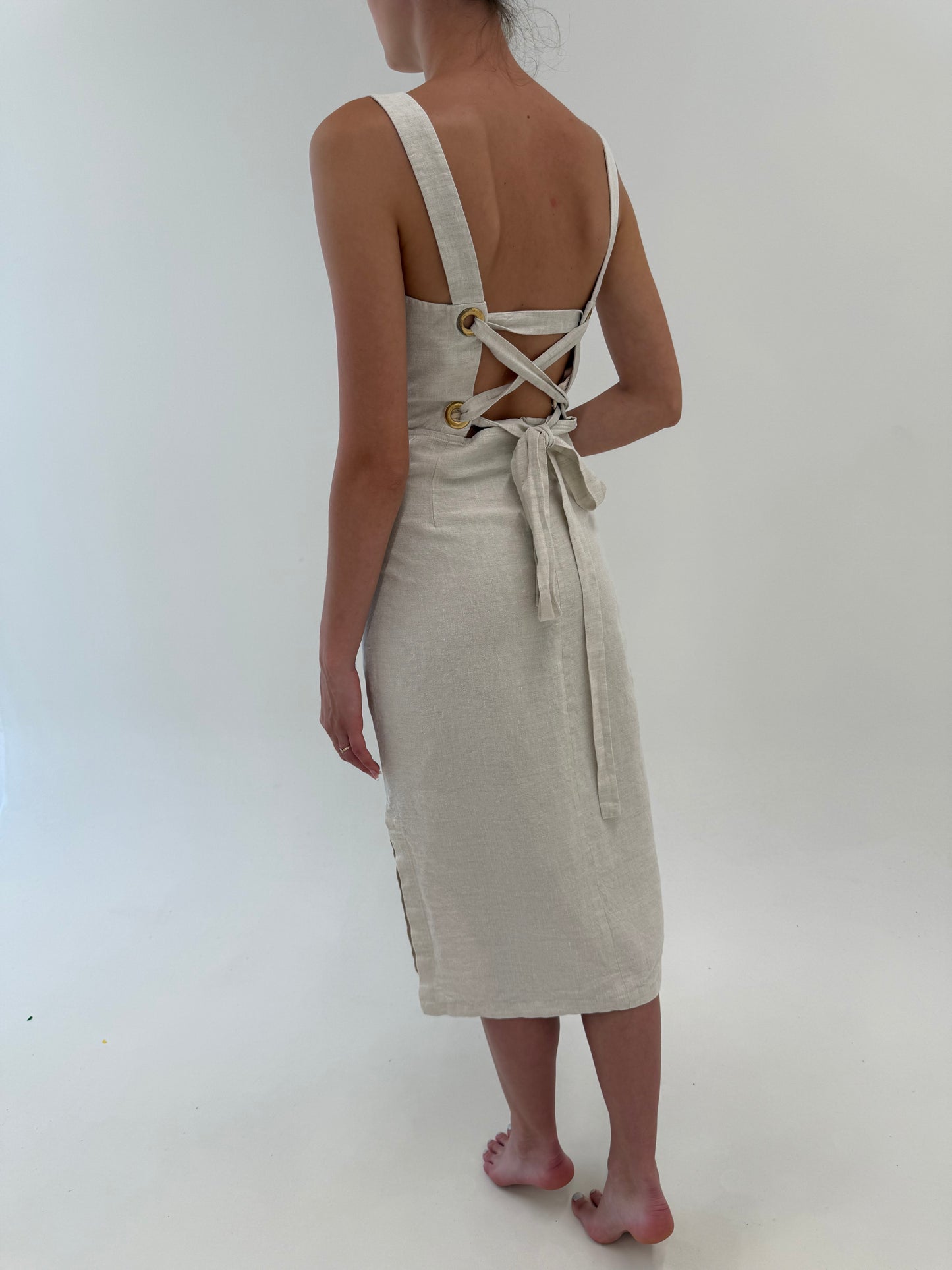 Rochie în croi minimalist cu decupaj la spate și corsaj din pânză de in sand nude