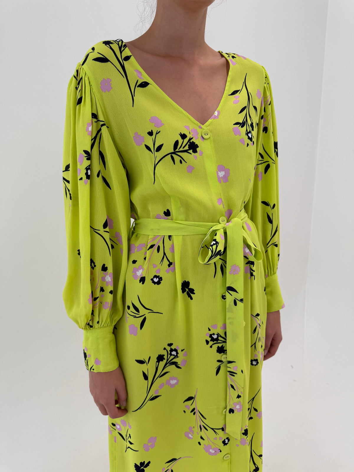 Rochie maxi din crep electric green cu mâneci ample, manșete înalte și cordon