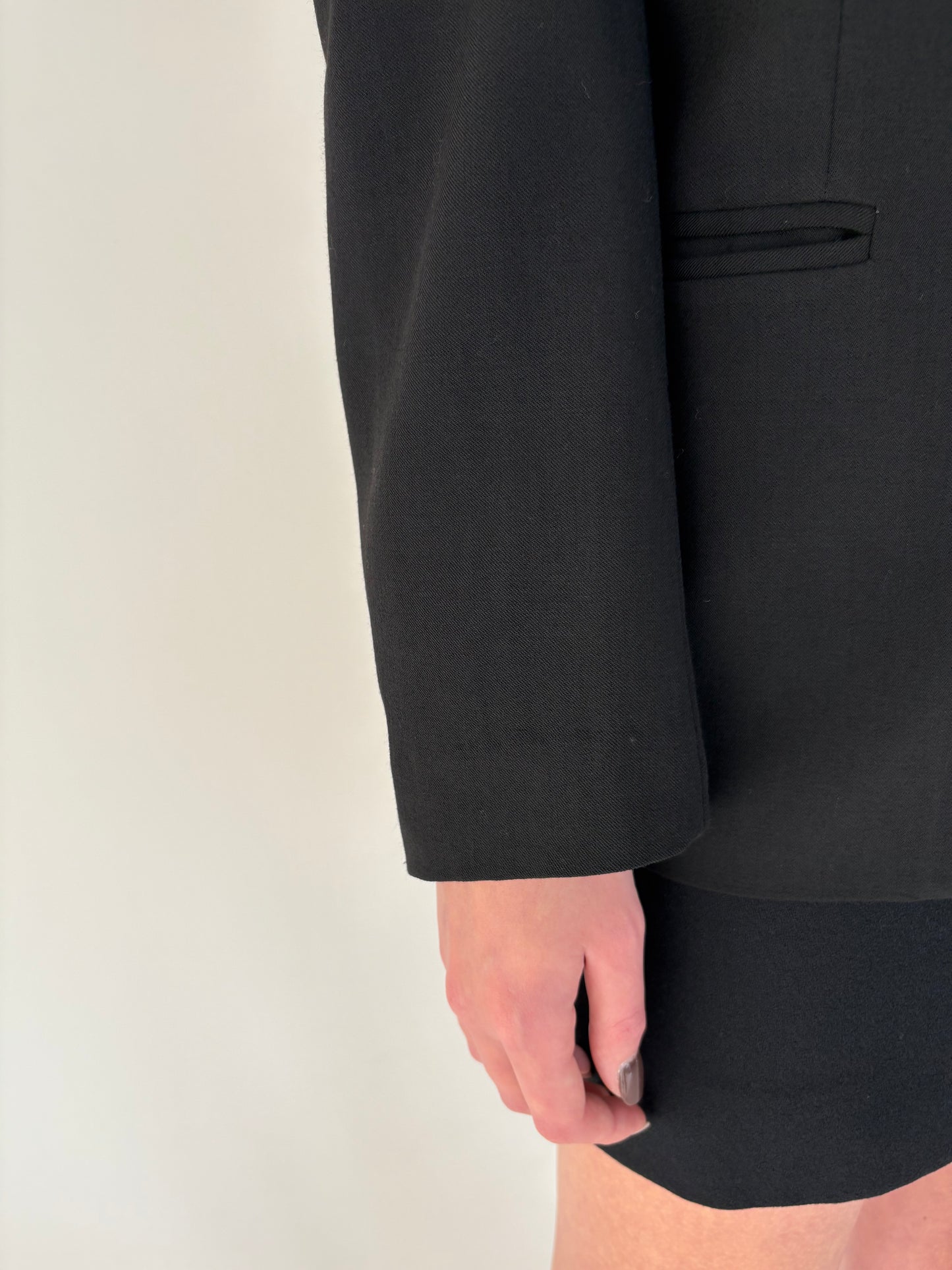 Sacou negru italian din lana extrafina in croi clasic atemporal