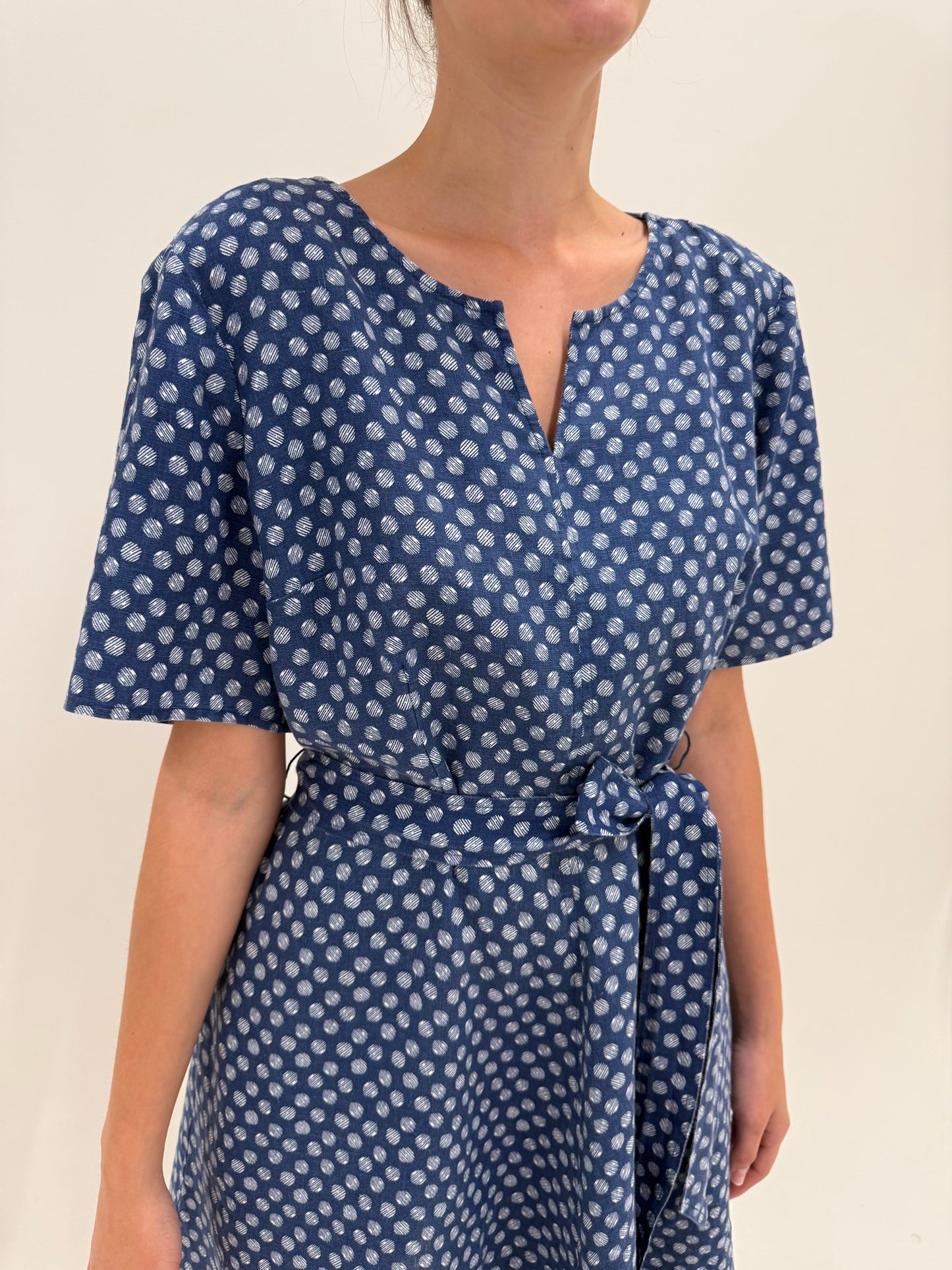 Rochie din pânză premium de in cu talie reglabilă marcată în nuanțe de albastru