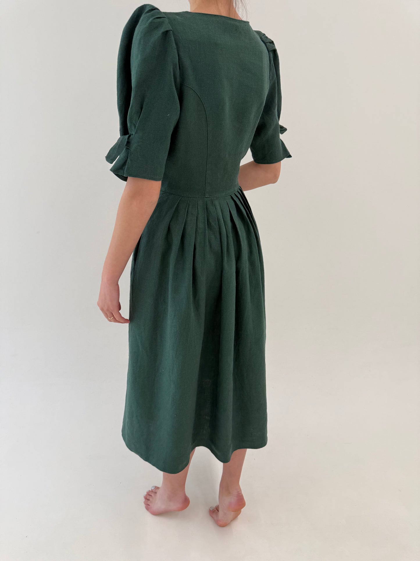 Rochie vintage cu corsaj din pânză grea de in forest green cu dantelă macrame