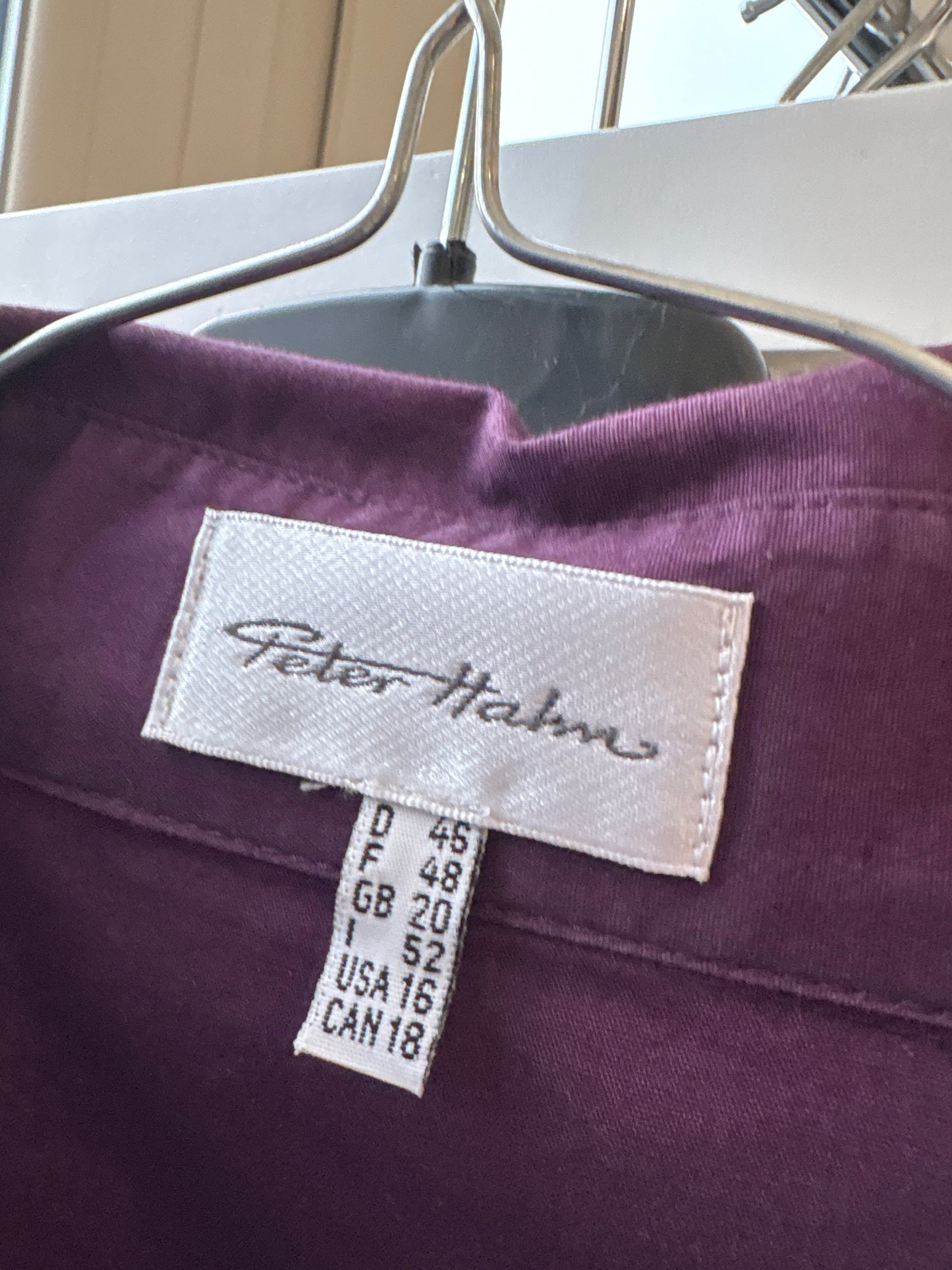 Cămașa aubergine cu mini jabou aubergine din poplin ușor modelator