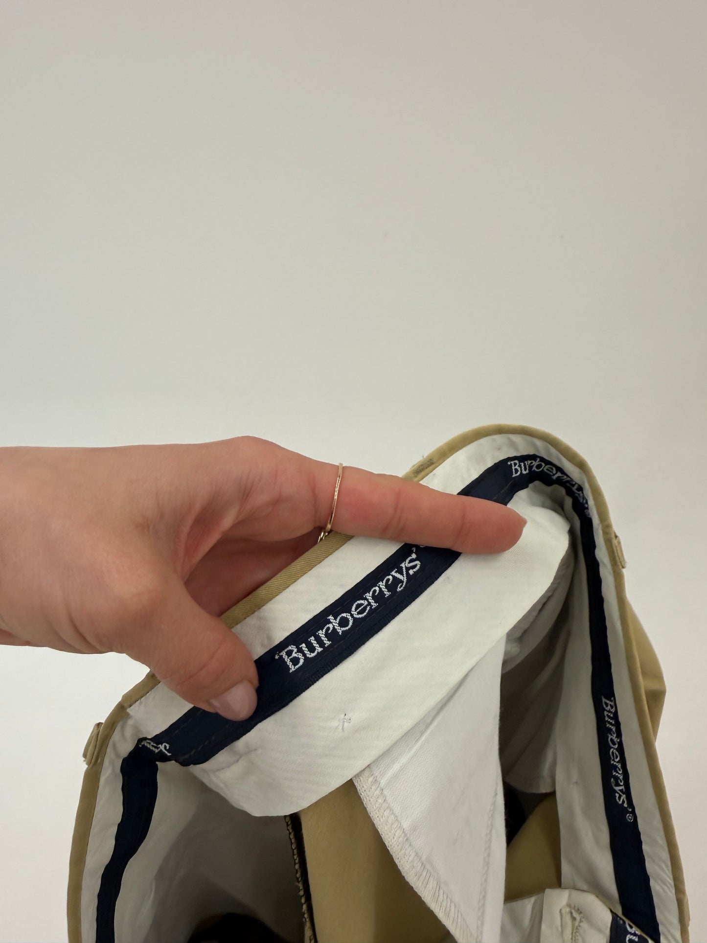 Pantaloni Burberry camel din twill de bumbac în croi super actual