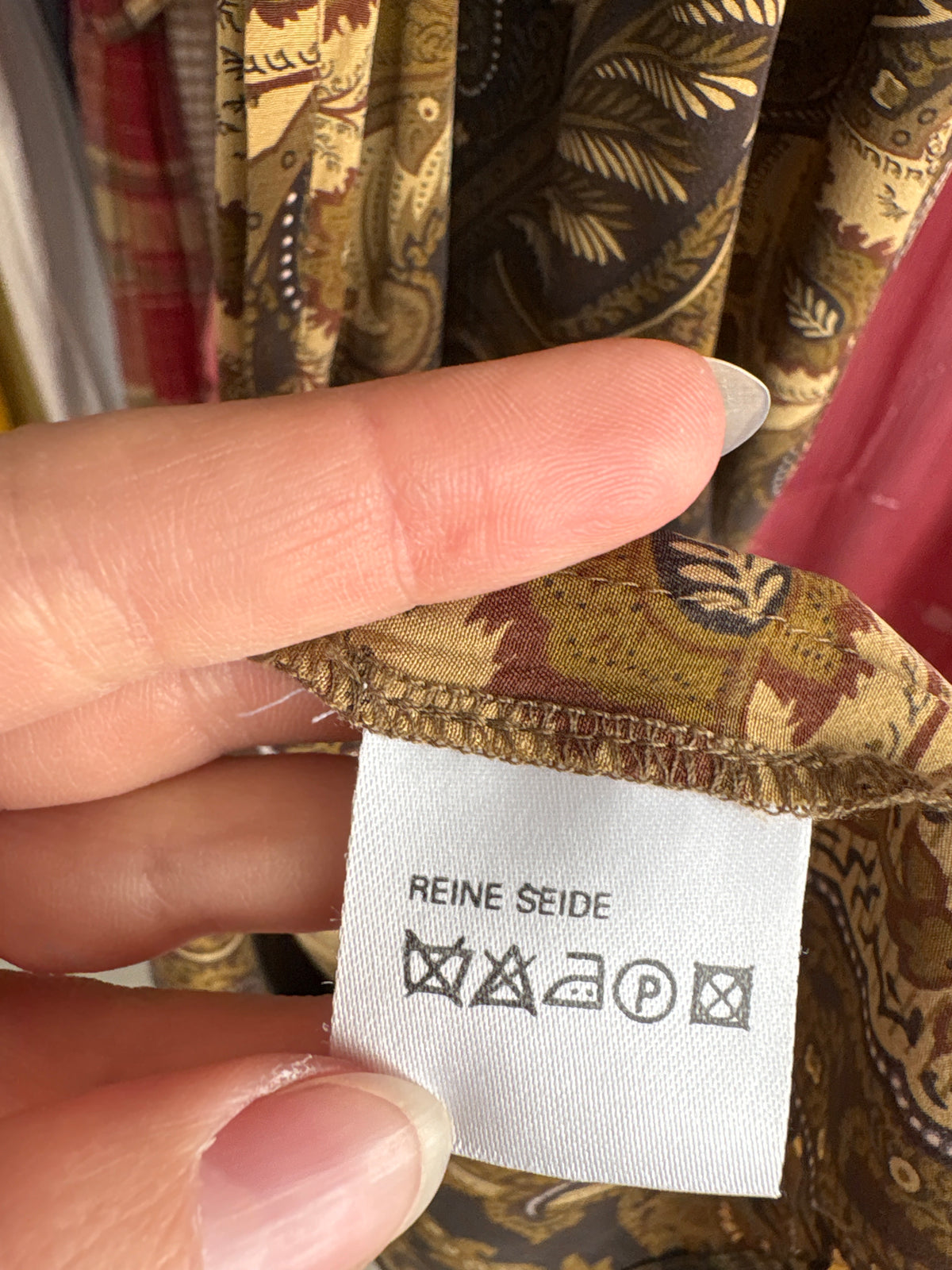 Fustă maxi petrecută din mătase naturală cu talie ușor drapată și print paisley